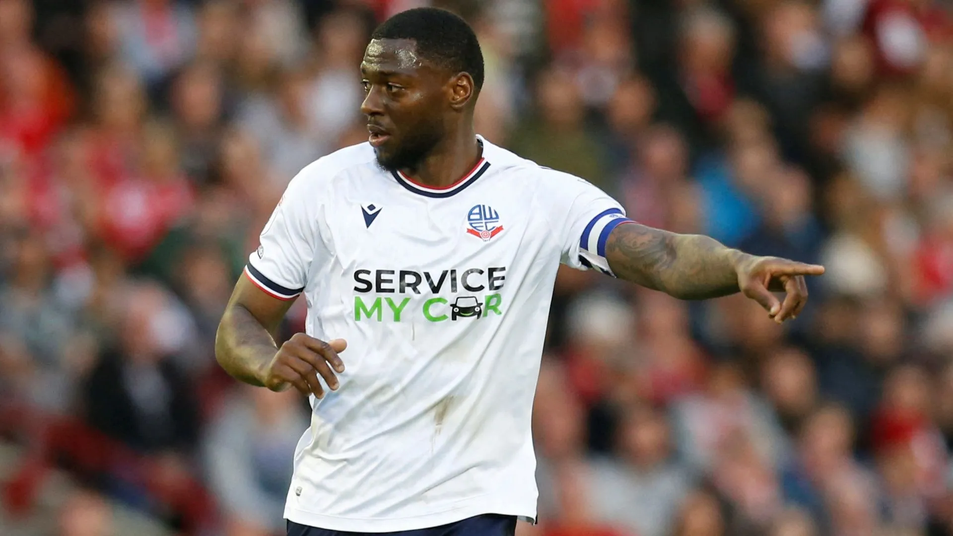Tân binh Ricardo Santos của Swansea City trong một trận đấu, biểu cảm tập trung.