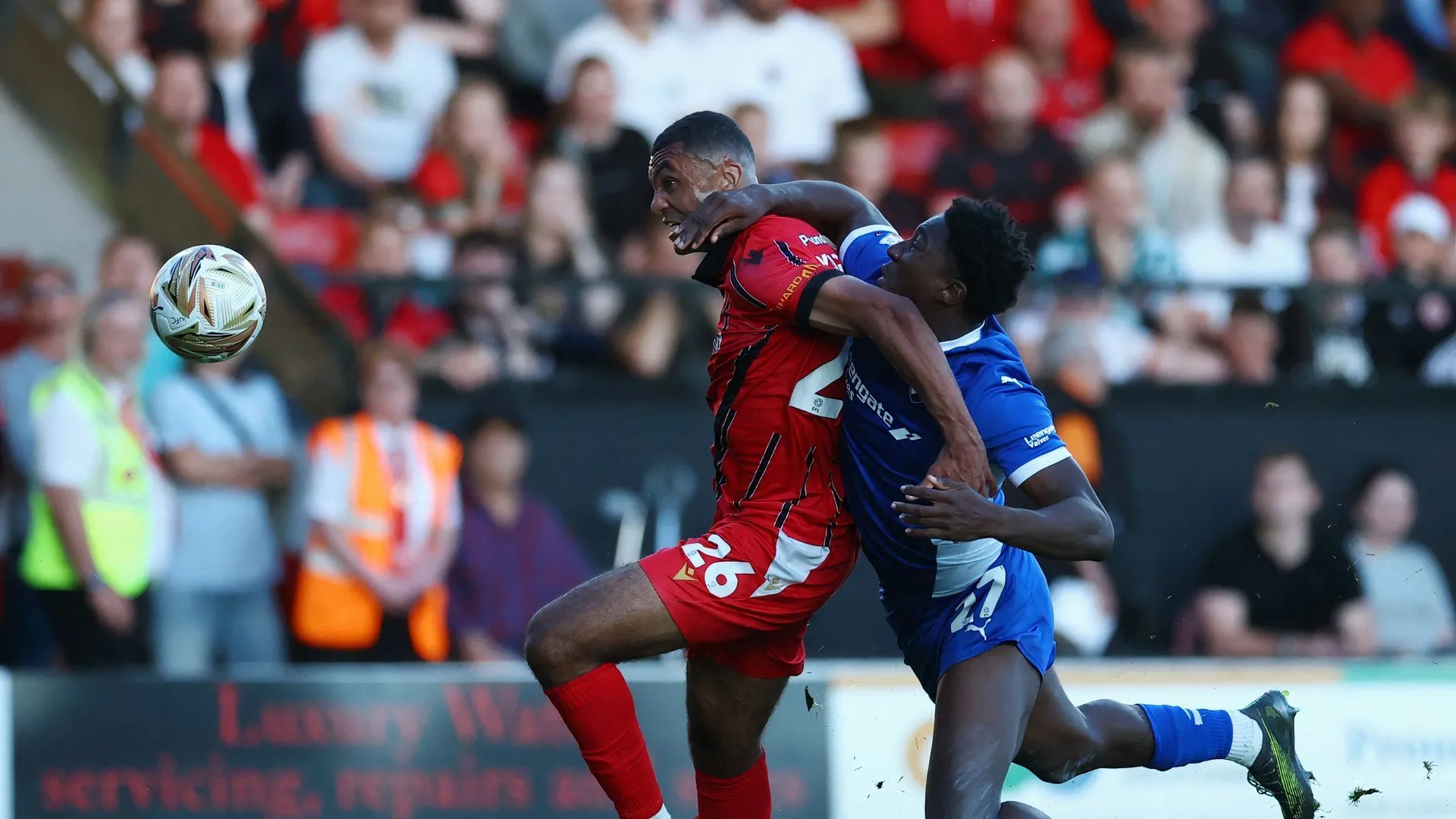 Tiền đạo Bim Pepple trong màu áo Chesterfield thi đấu tại League Two.