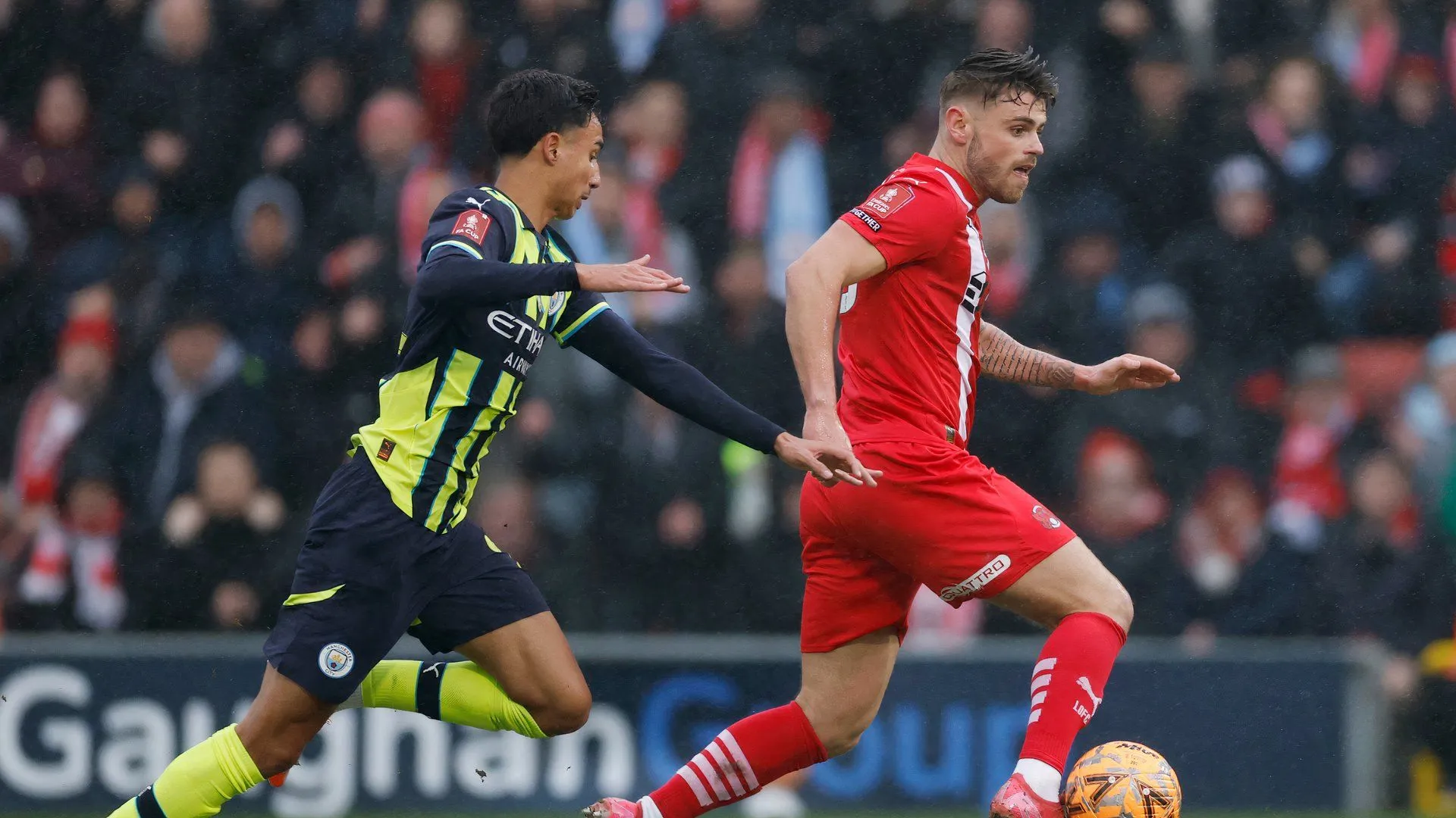Tiền đạo Charlie Kelman ghi bàn trong màu áo Leyton Orient
