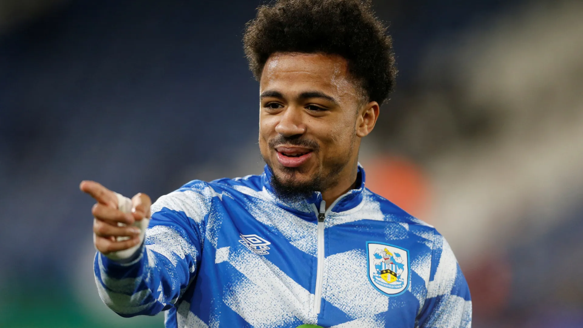 Tiền đạo Josh Koroma trong màu áo Huddersfield Town, cầu thủ đang là tâm điểm vụ chuyển nhượng giữa Barnsley và Leyton Orient.