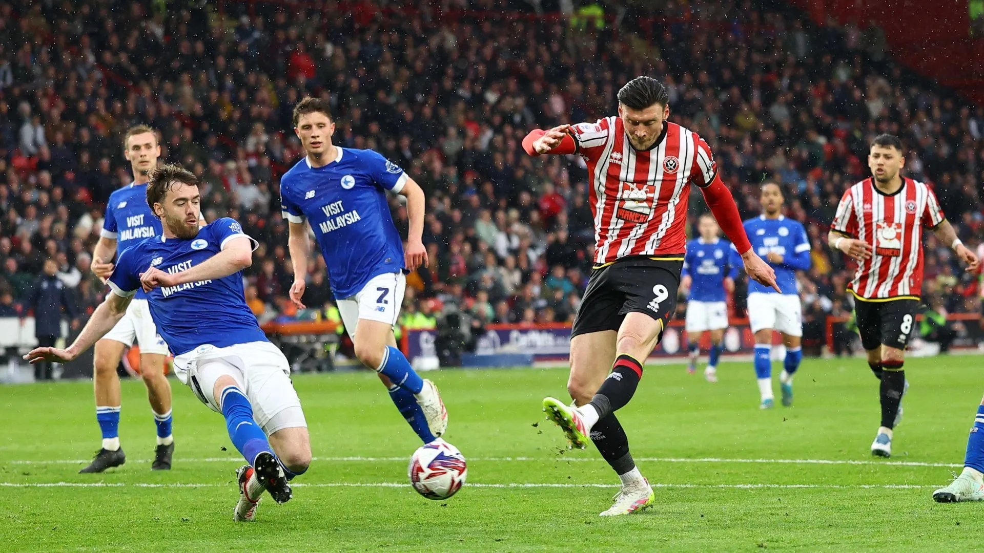 Tiền đạo Kieffer Moore trong màu áo Sheffield United, người đang nhận mức lương cao khiến Wrexham phải cân nhắc