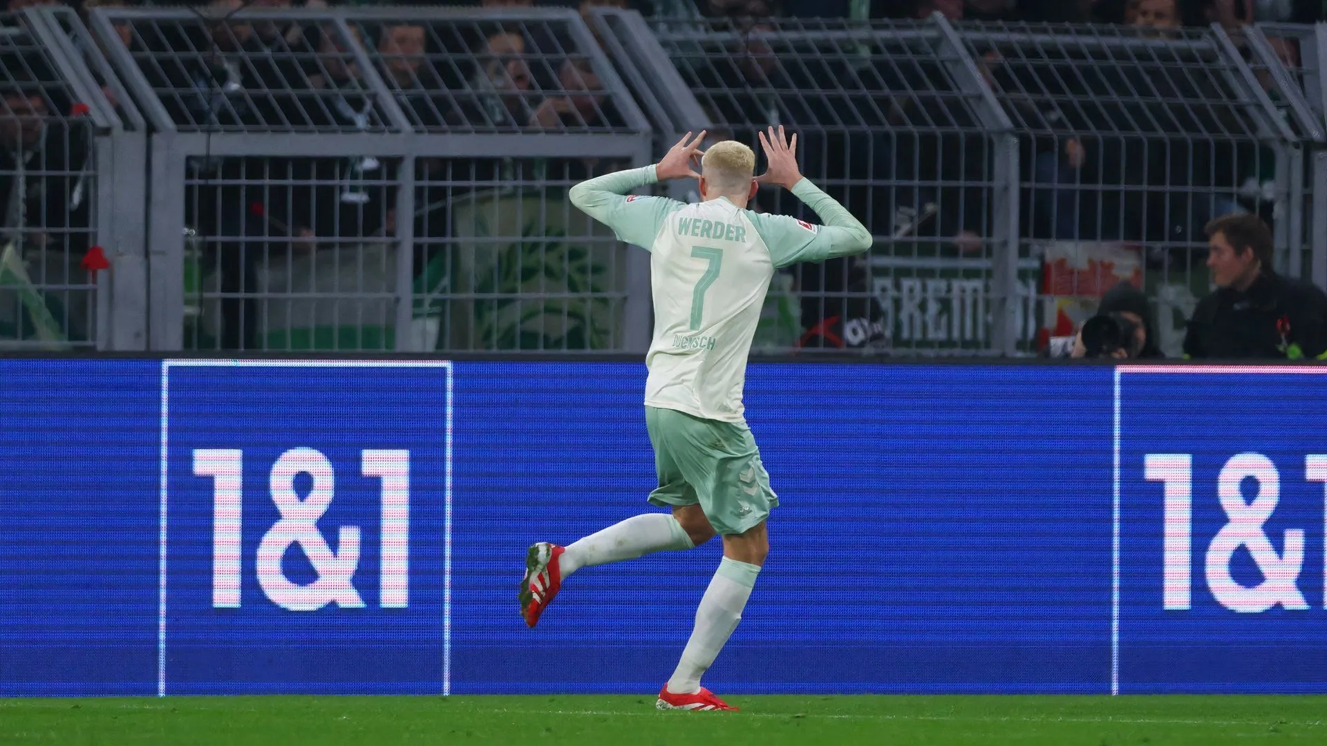 Tiền đạo Marvin Ducksch ghi bàn cho Werder Bremen trong một trận đấu, cho thấy khả năng săn bàn ấn tượng