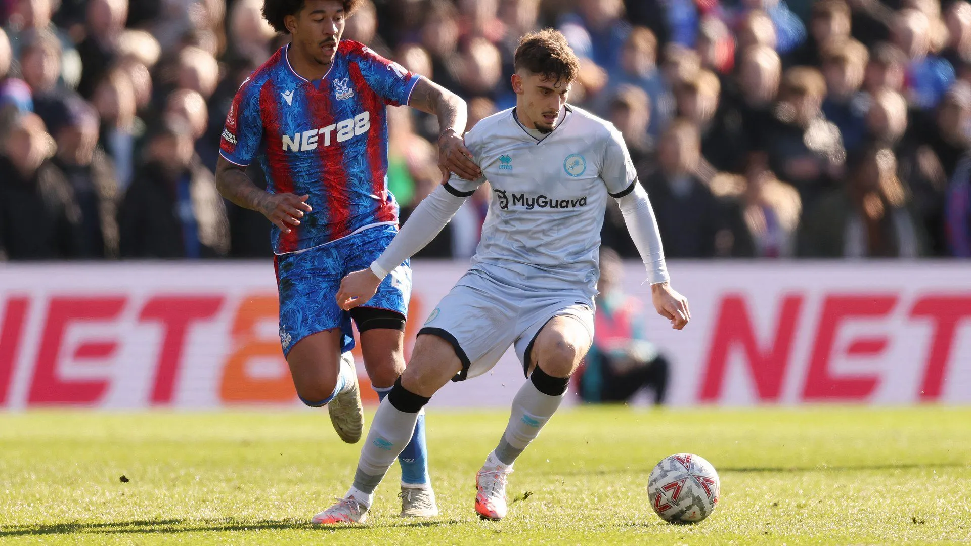 Tiền đạo trẻ Mihailo Ivanovic thi đấu cho Millwall tại Championship