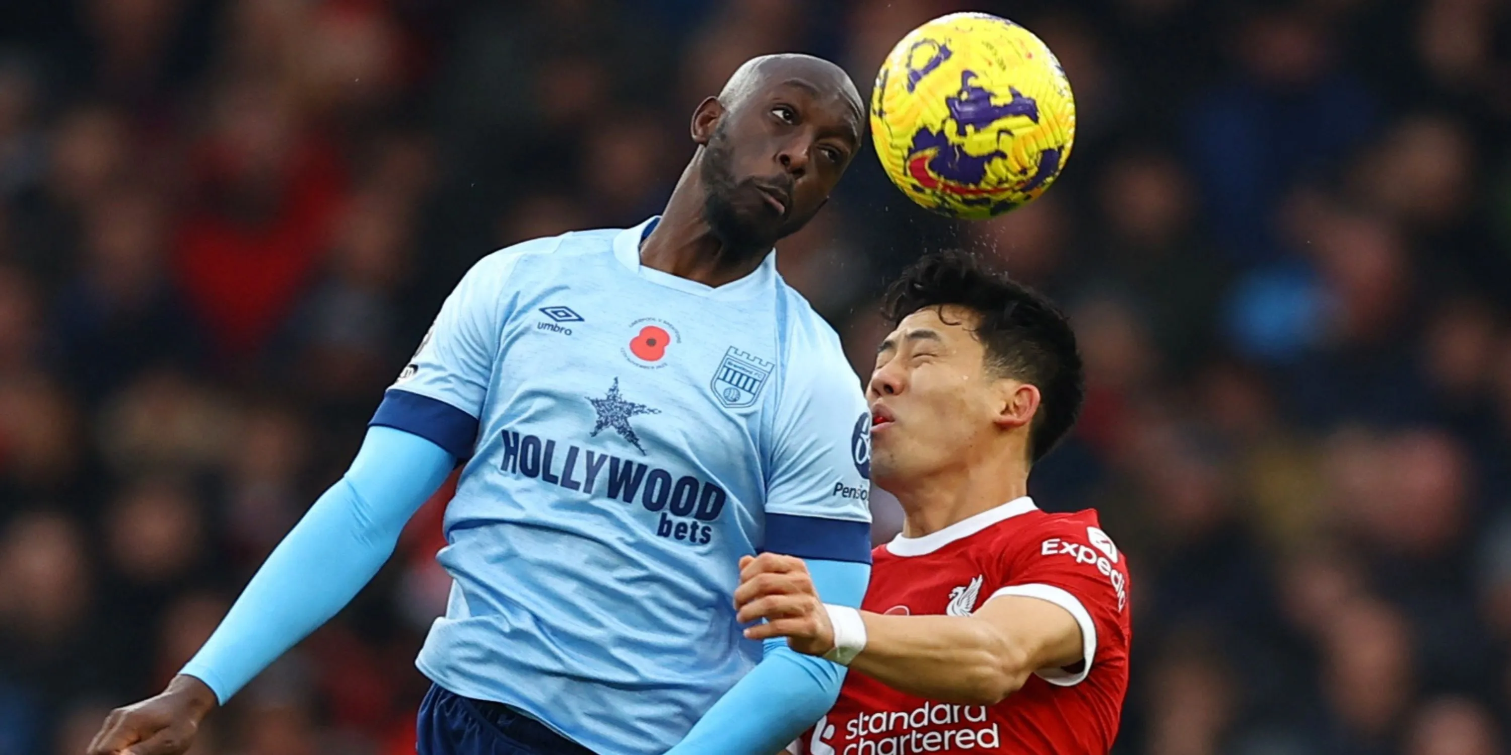 Tiền đạo Yoane Wissa thi đấu cho Brentford tại giải Ngoại hạng Anh