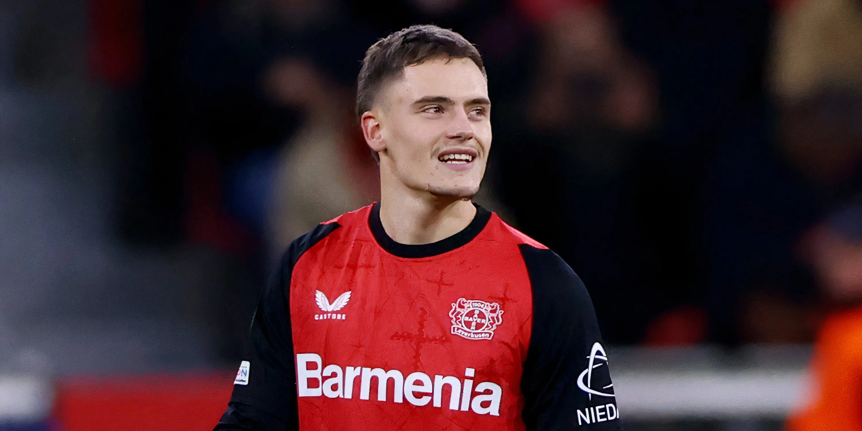 Tiền vệ Florian Wirtz của Bayer Leverkusen trên sân cỏ