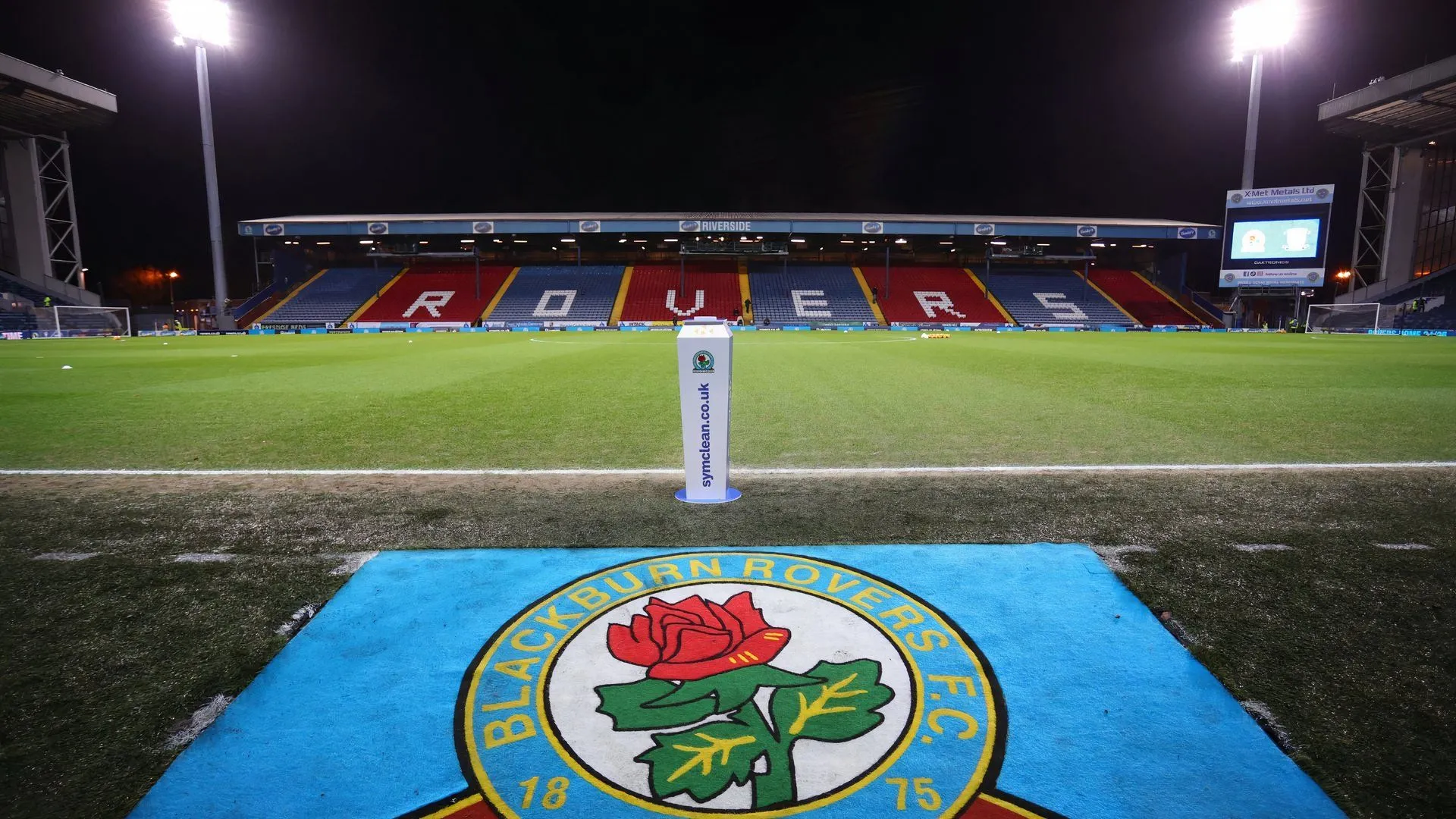 Toàn cảnh sân vận động Ewood Park của Blackburn Rovers vào năm 2025, một địa điểm lịch sử nhưng lại mang không khí vắng lặng và có phần &quot;rùng rợn&quot; trong các ngày thi đấu.