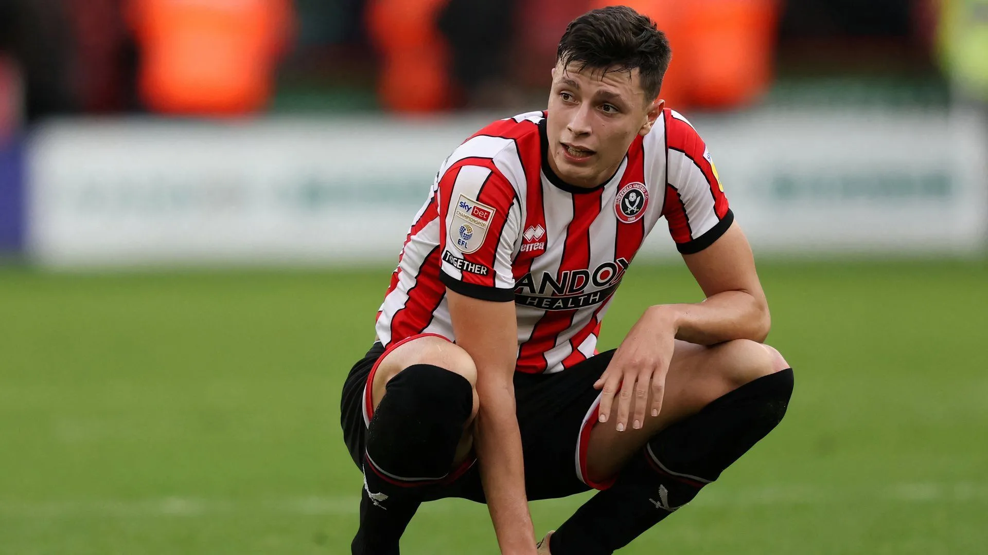 Trung vệ Anel Ahmedhodzic (số 15) trong màu áo Sheffield United, hòn đá tảng nơi hàng thủ của Blades.
