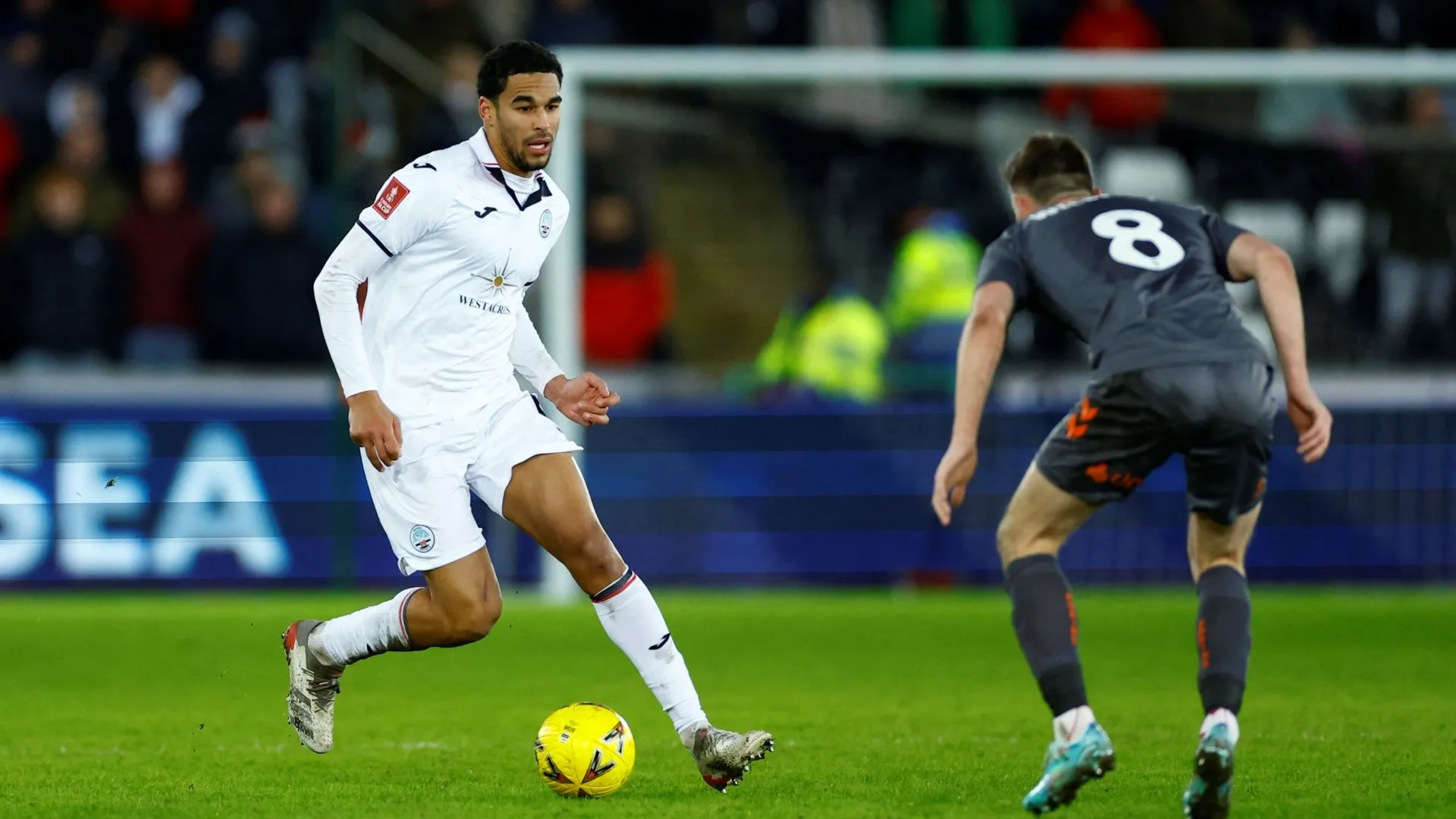 Trung vệ Ben Cabango của Swansea City trong một pha bóng trên sân.