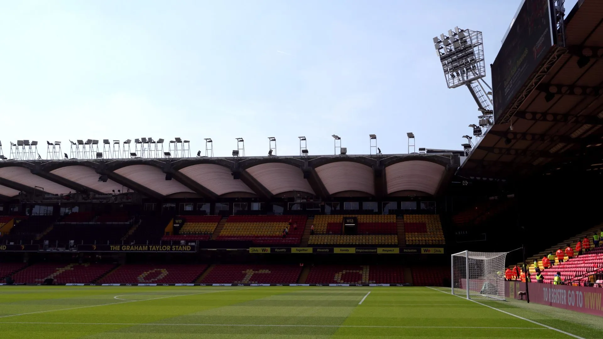 Vicarage Road, sân nhà của Watford, một địa điểm gọn gàng nhưng không thực sự nổi bật với vị trí bị kẹt giữa bệnh viện và khu dân cư.