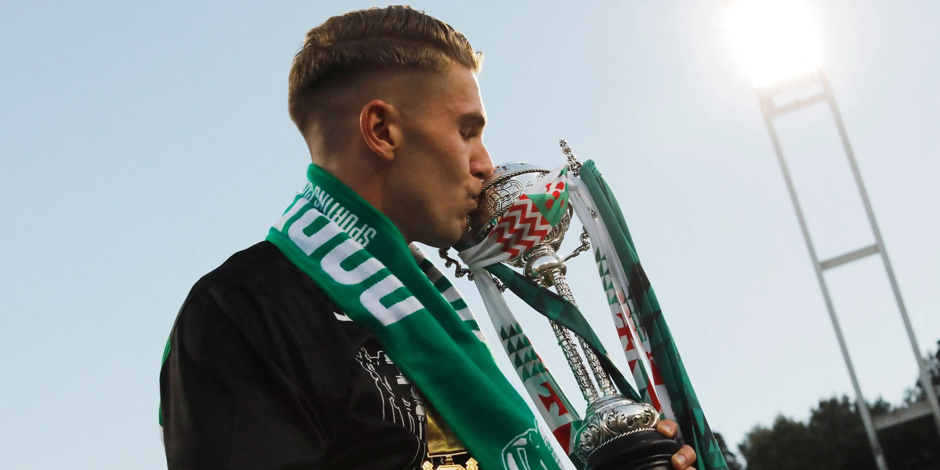 Viktor Gyokeres hôn cúp Taça de Portugal khi còn thi đấu cho Sporting CP dưới thời HLV Ruben Amorim