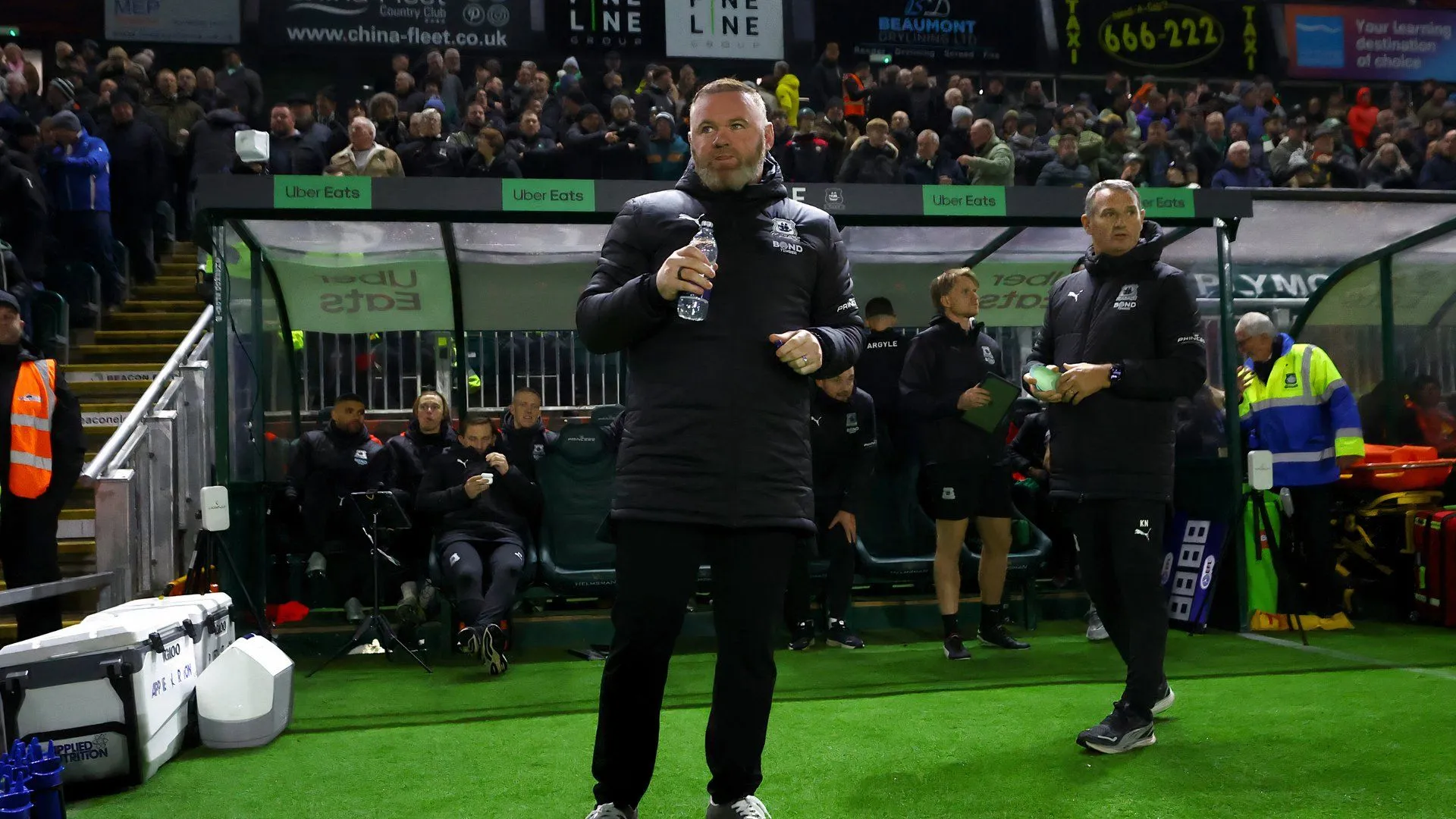 Wayne Rooney chỉ đạo cầu thủ Plymouth Argyle trong trận đấu