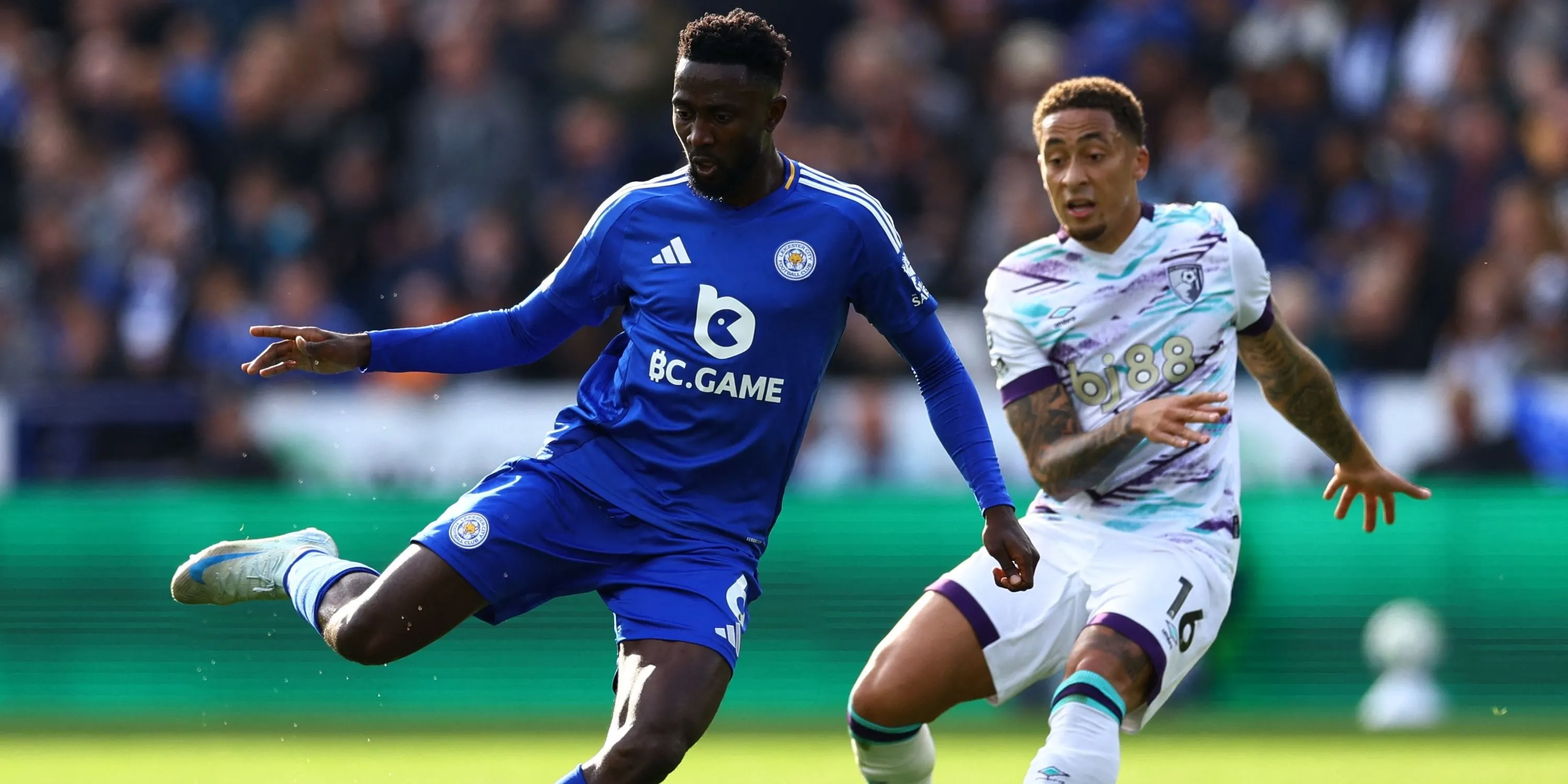 Wilfred Ndidi (Leicester) đối đầu cầu thủ Bournemouth trong trận đấu