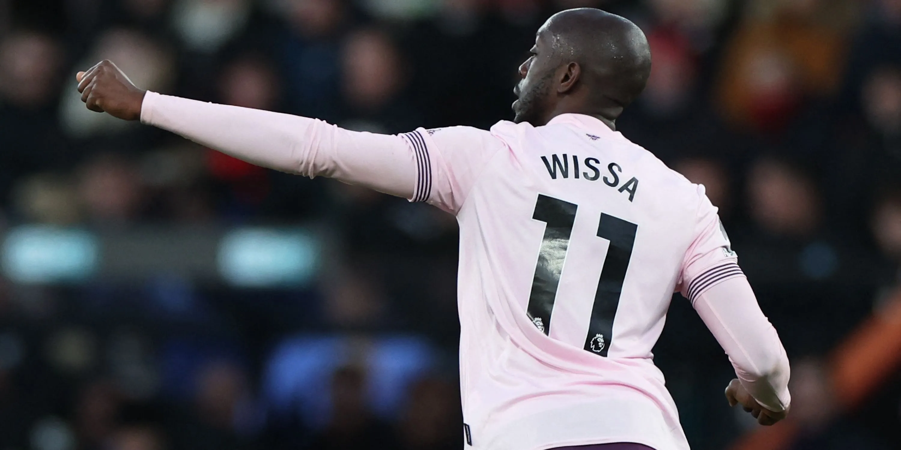 Yoane Wissa ăn mừng bàn thắng cho Brentford, thể hiện niềm vui sau pha lập công