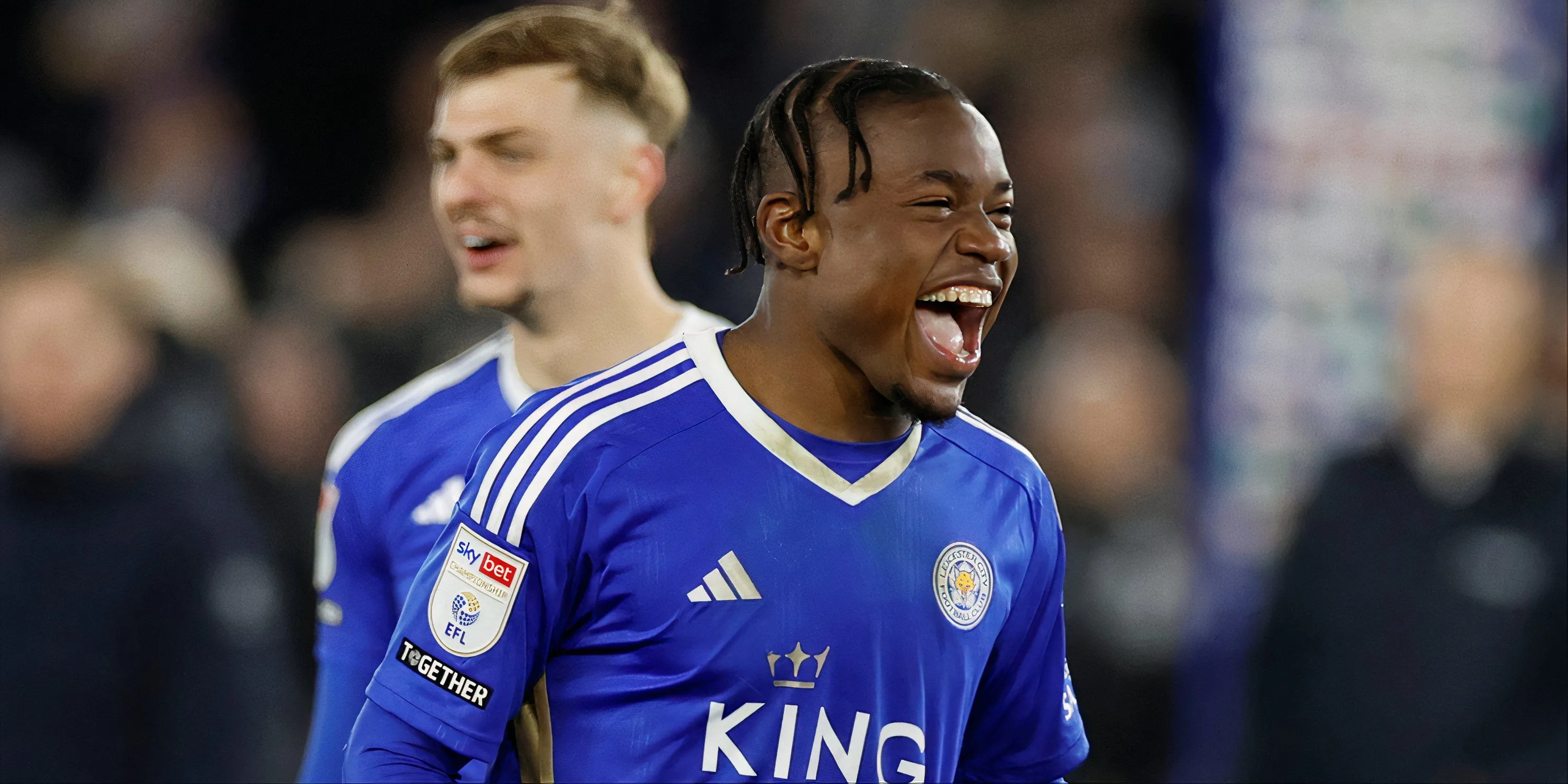 Abdul Fatawu trong màu áo Leicester City, mục tiêu chuyển nhượng của Sunderland.