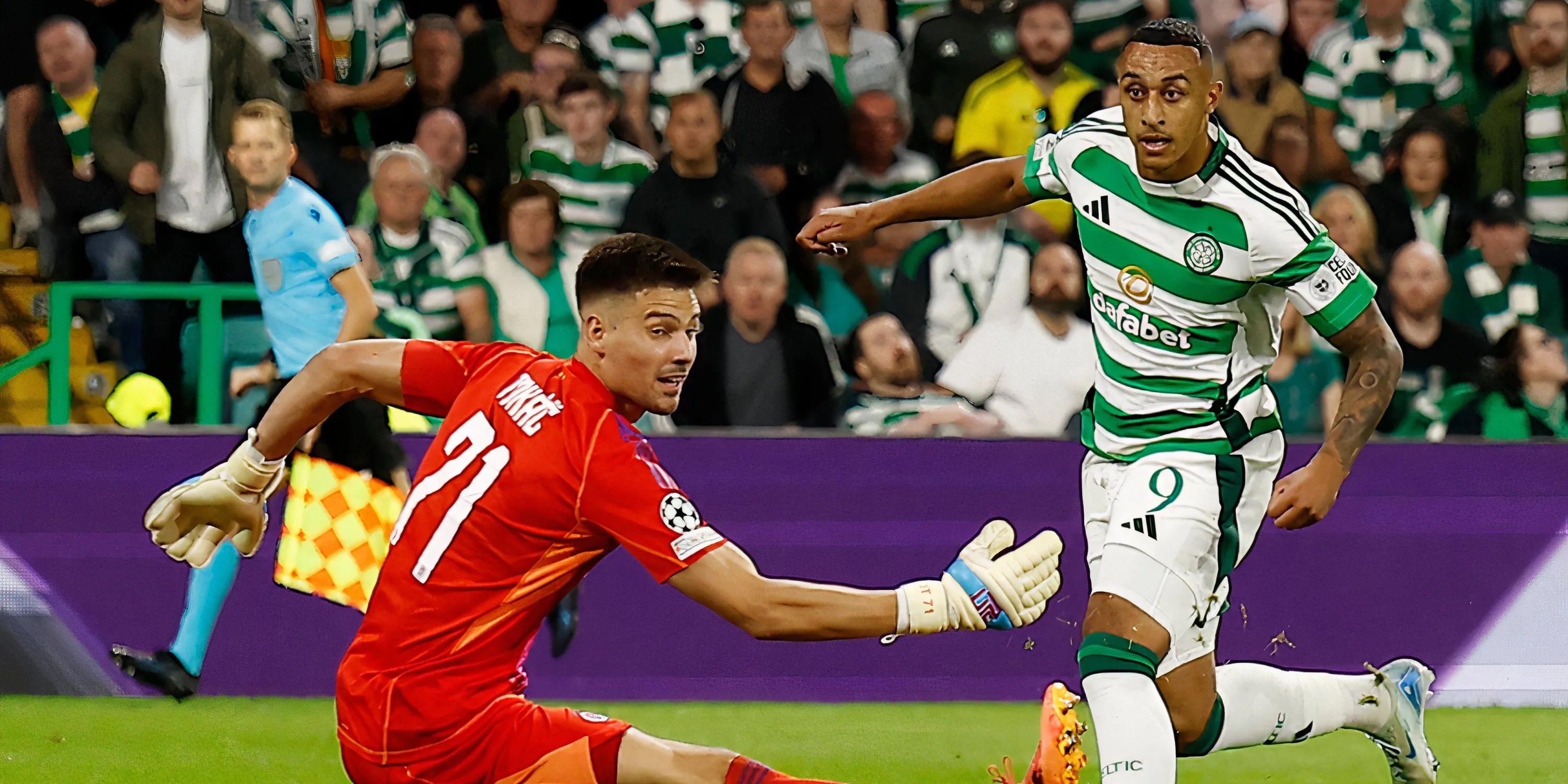 Adam Idah của Celtic tranh tài tại đấu trường Champions League.