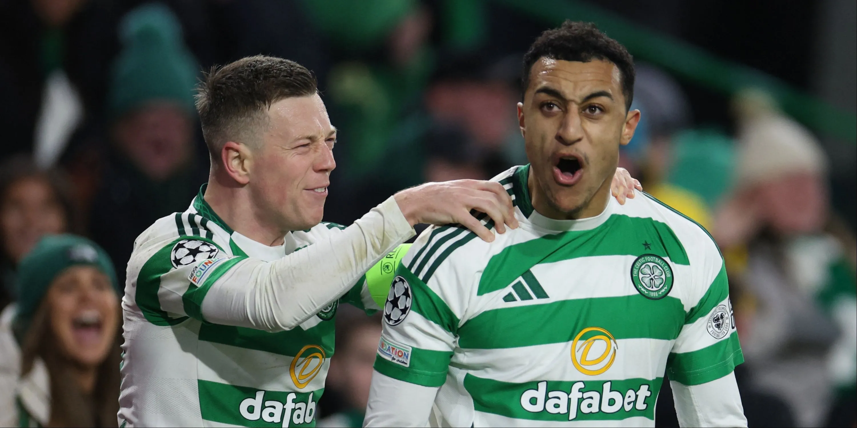 Adam Idah và đội trưởng Callum McGregor của Celtic trên sân cỏ.