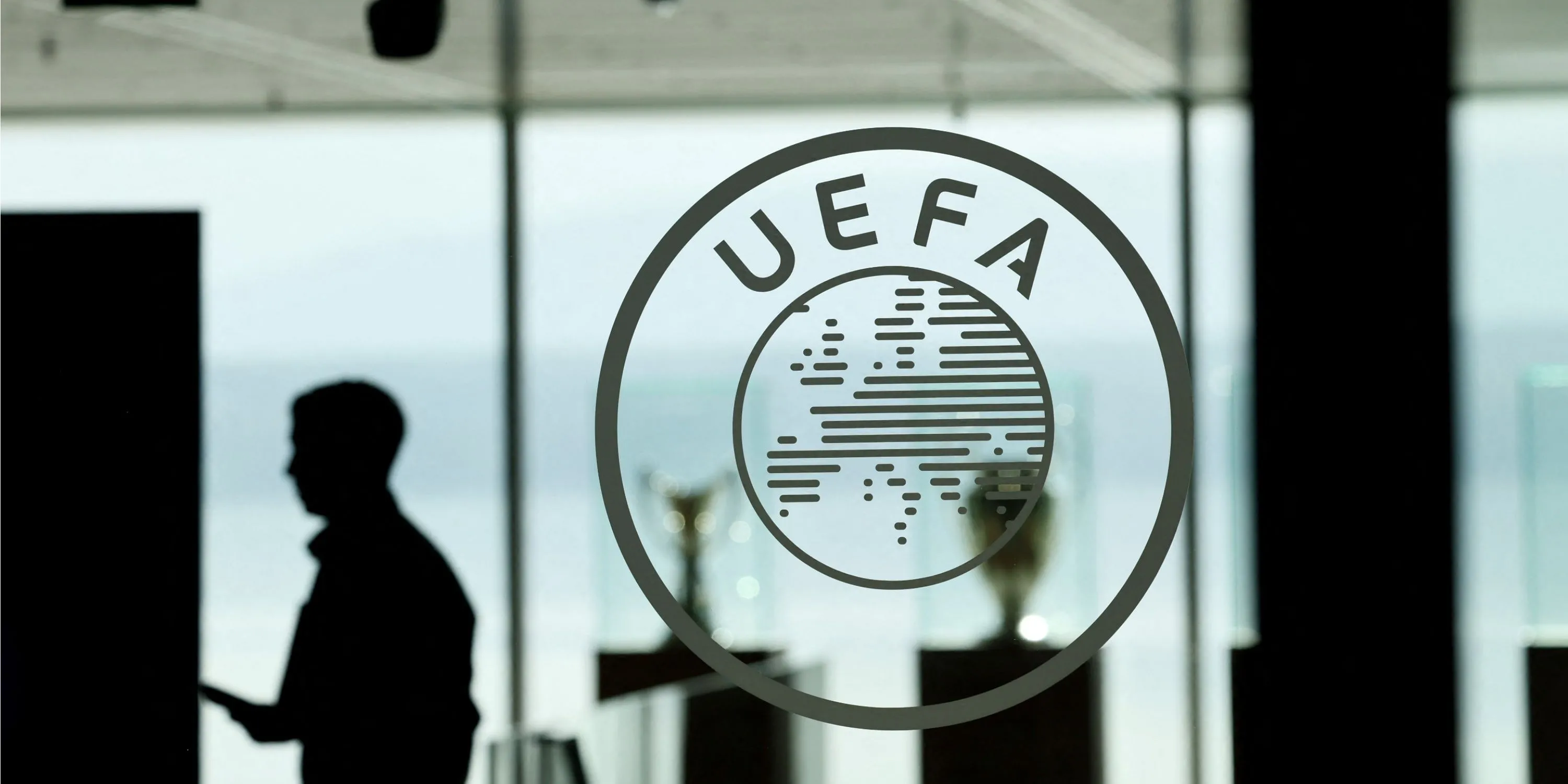 Biểu tượng Luật Công bằng tài chính FFP của UEFA gây áp lực lên các thương vụ chuyển nhượng của Chelsea