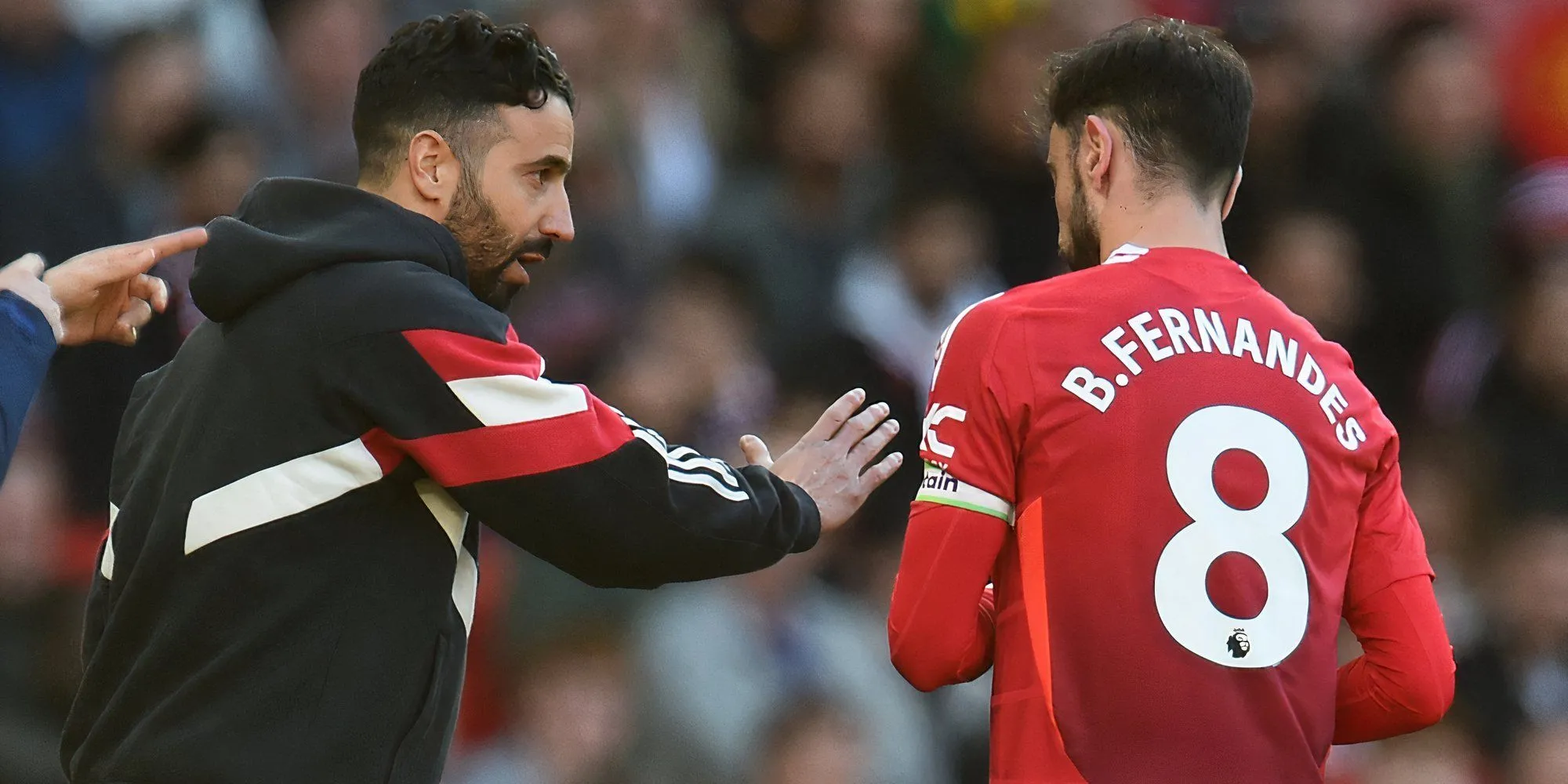 Bruno Fernandes xô xát với Iliman Ndiaye trong trận giao hữu giữa Manchester United và Everton
