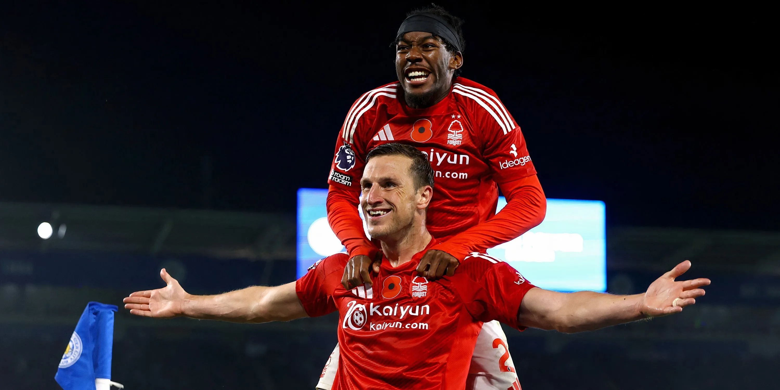 Chris Wood trong một pha tranh chấp bóng tại giải Ngoại hạng Anh