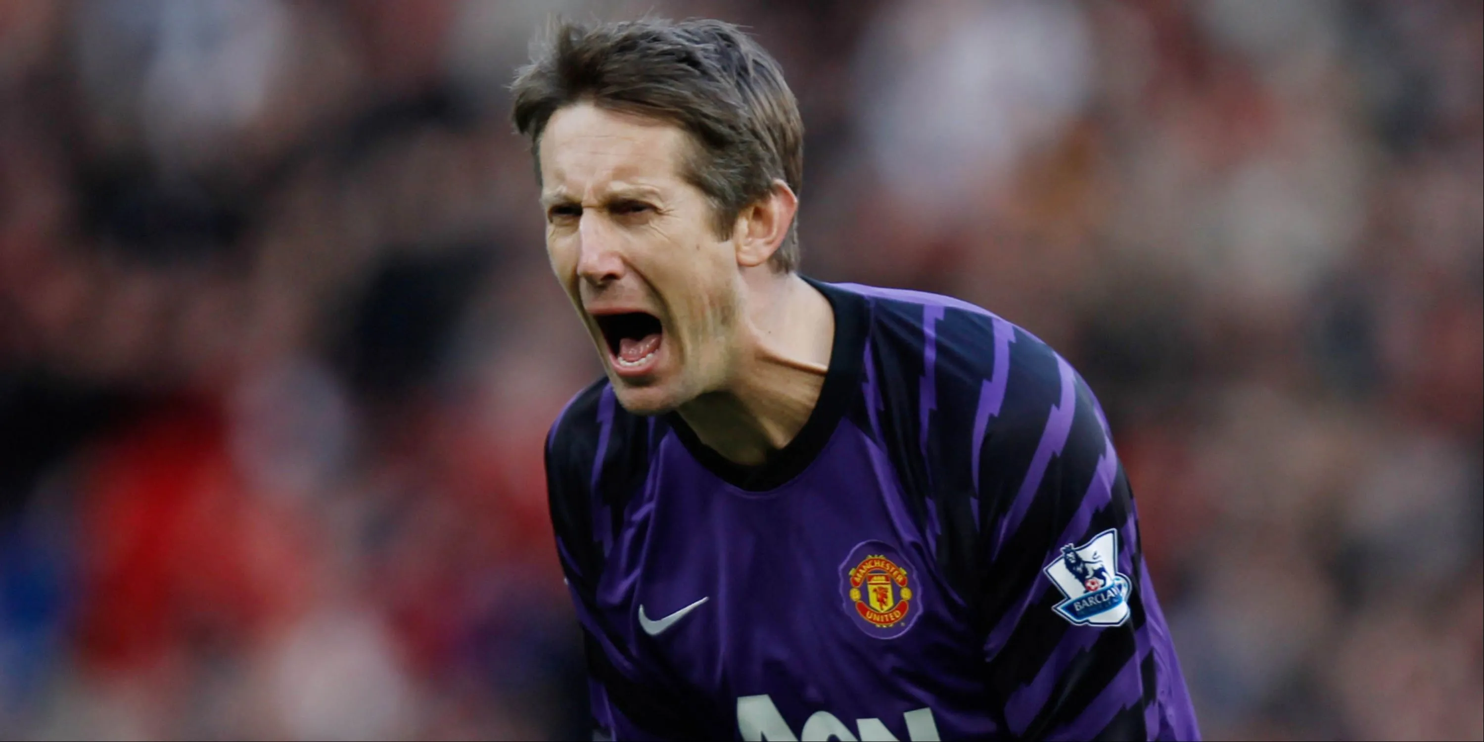 Edwin van der Sar cản phá bóng cho Manchester United