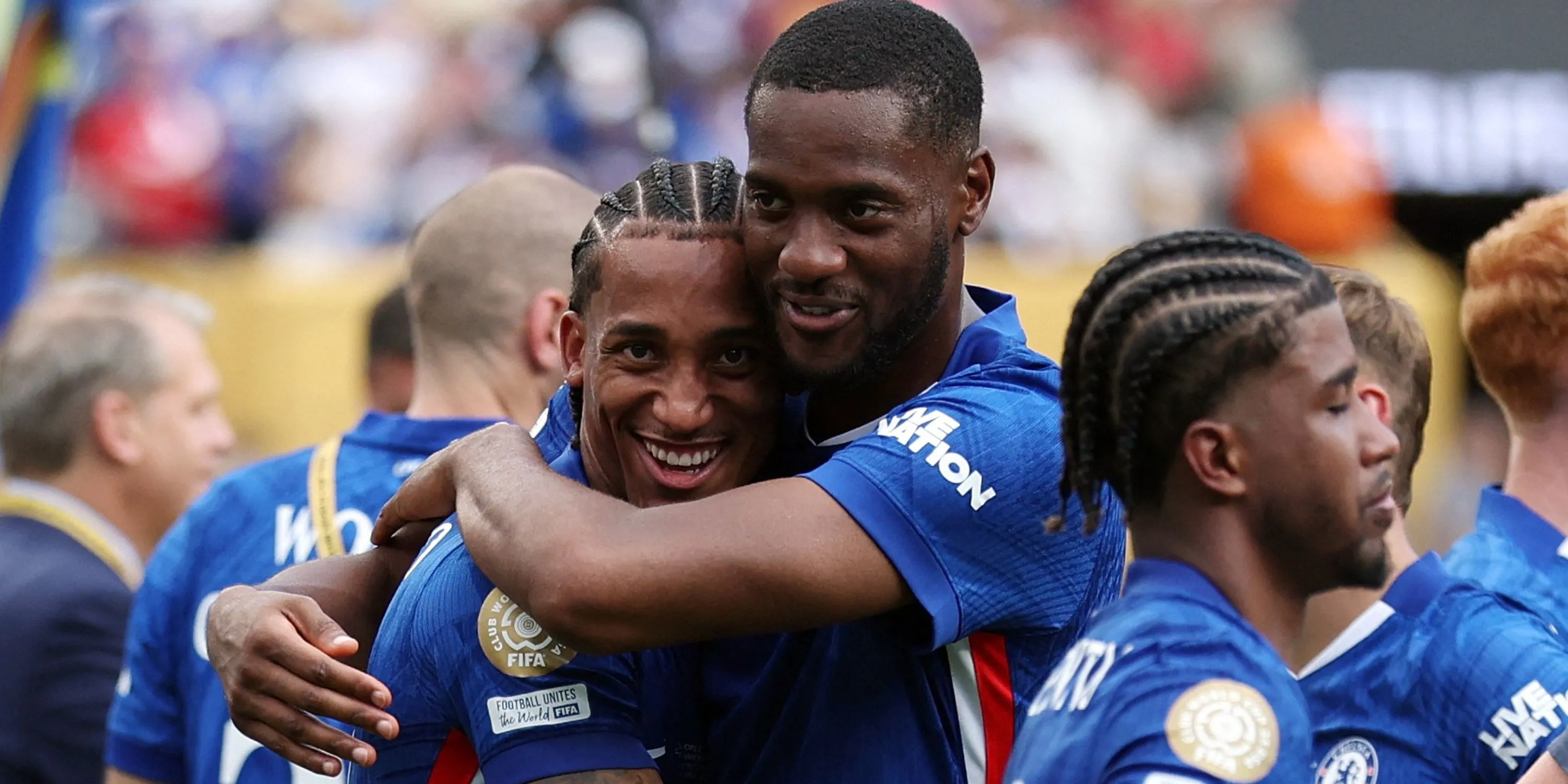 Hậu vệ Tosin Adarabioyo và tiền đạo Joao Pedro của Chelsea cùng đồng đội ăn mừng bàn thắng.
