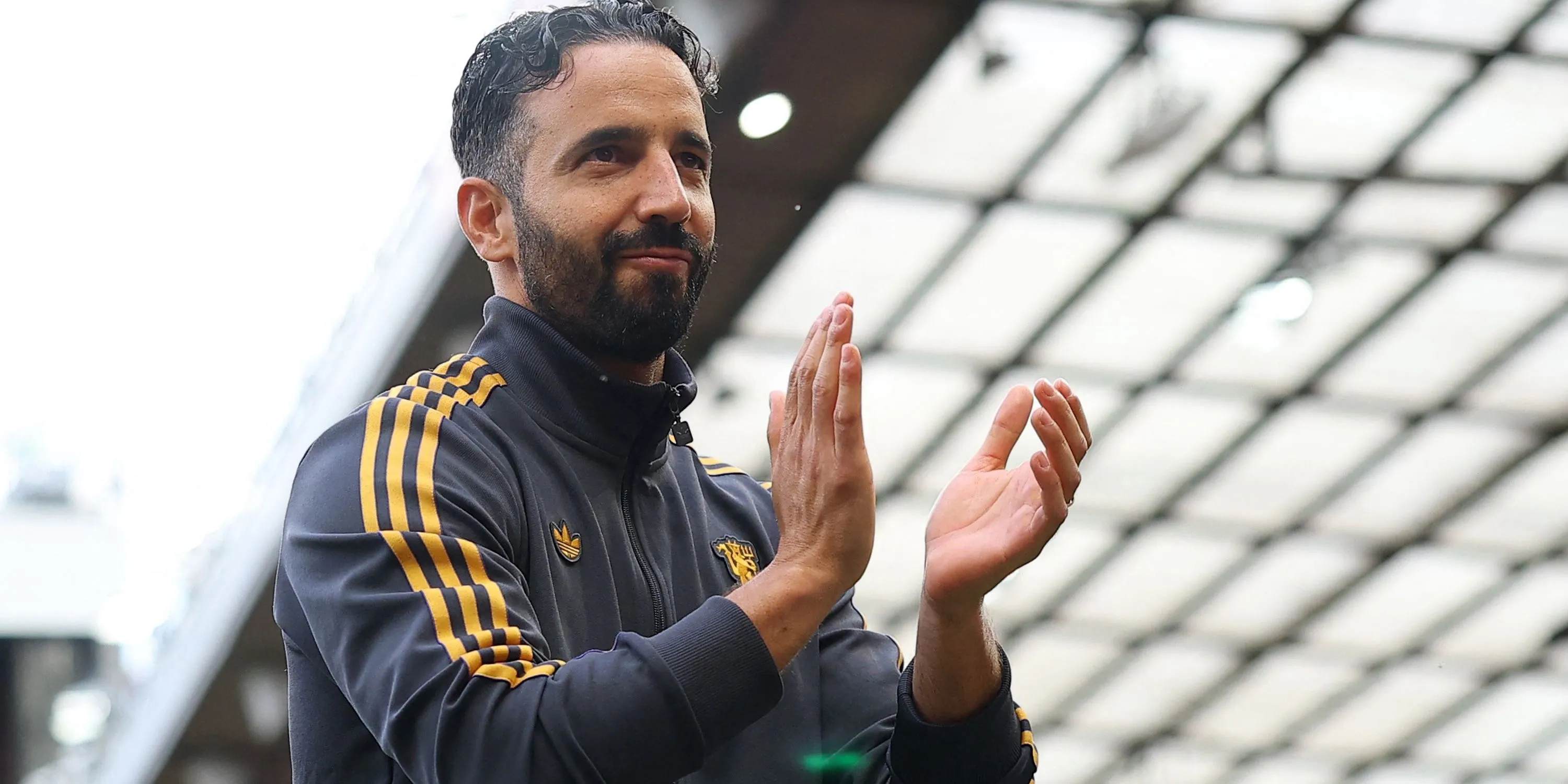 Huấn luyện viên Ruben Amorim của Manchester United vỗ tay tri ân người hâm mộ sau trận đấu.