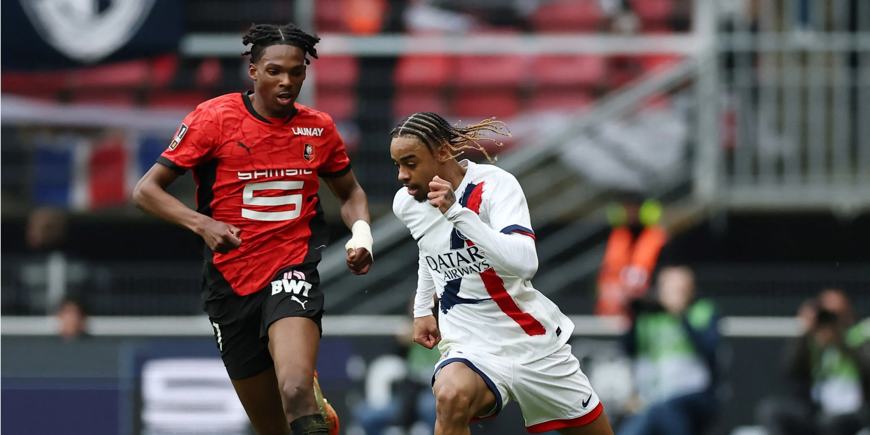 Jeremy Jacquet (Rennes) theo kèm Bradley Barcola