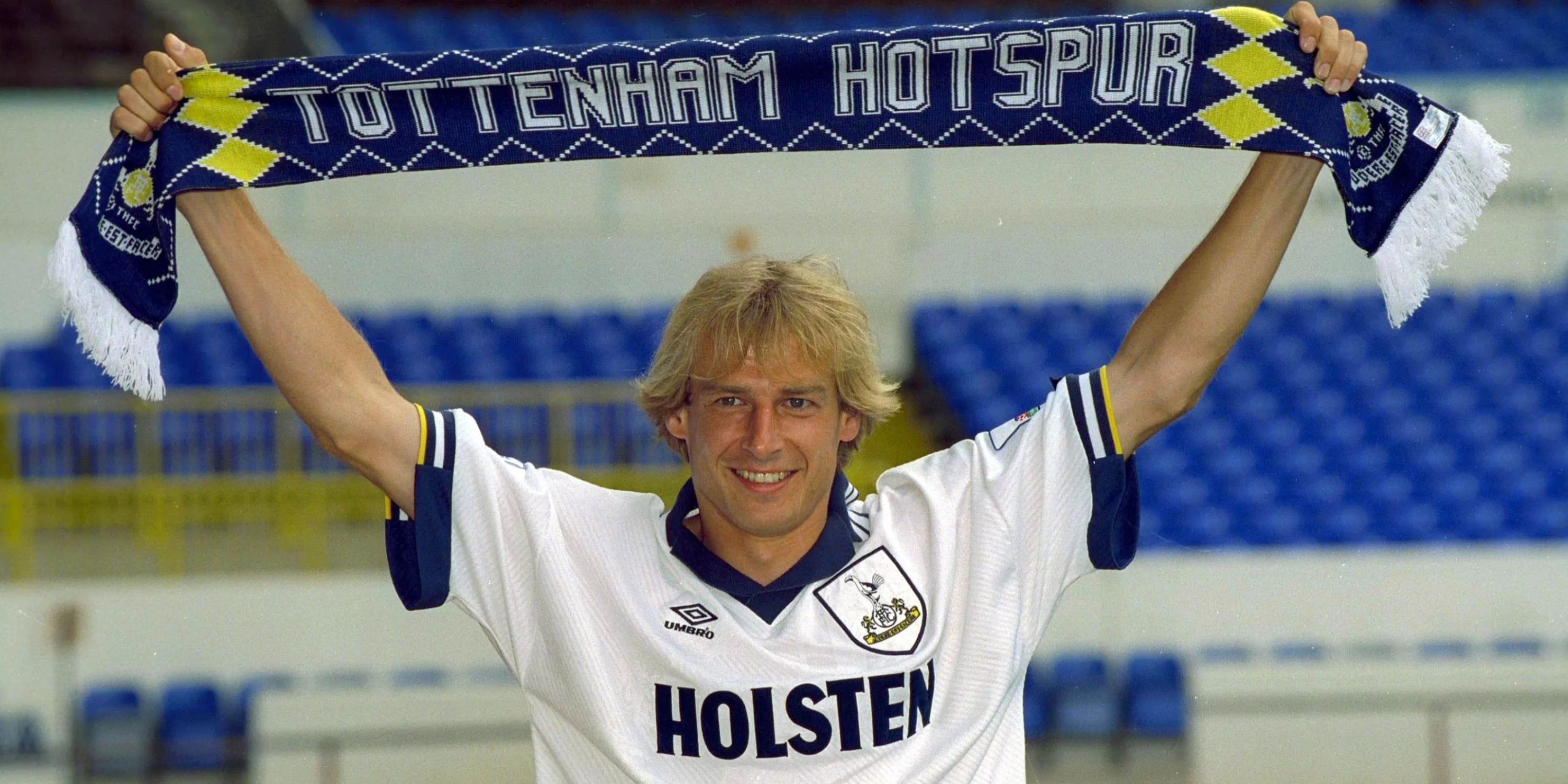 Jurgen Klinsmann tự hào khoe chiếc khăn Tottenham sau khi ký hợp đồng