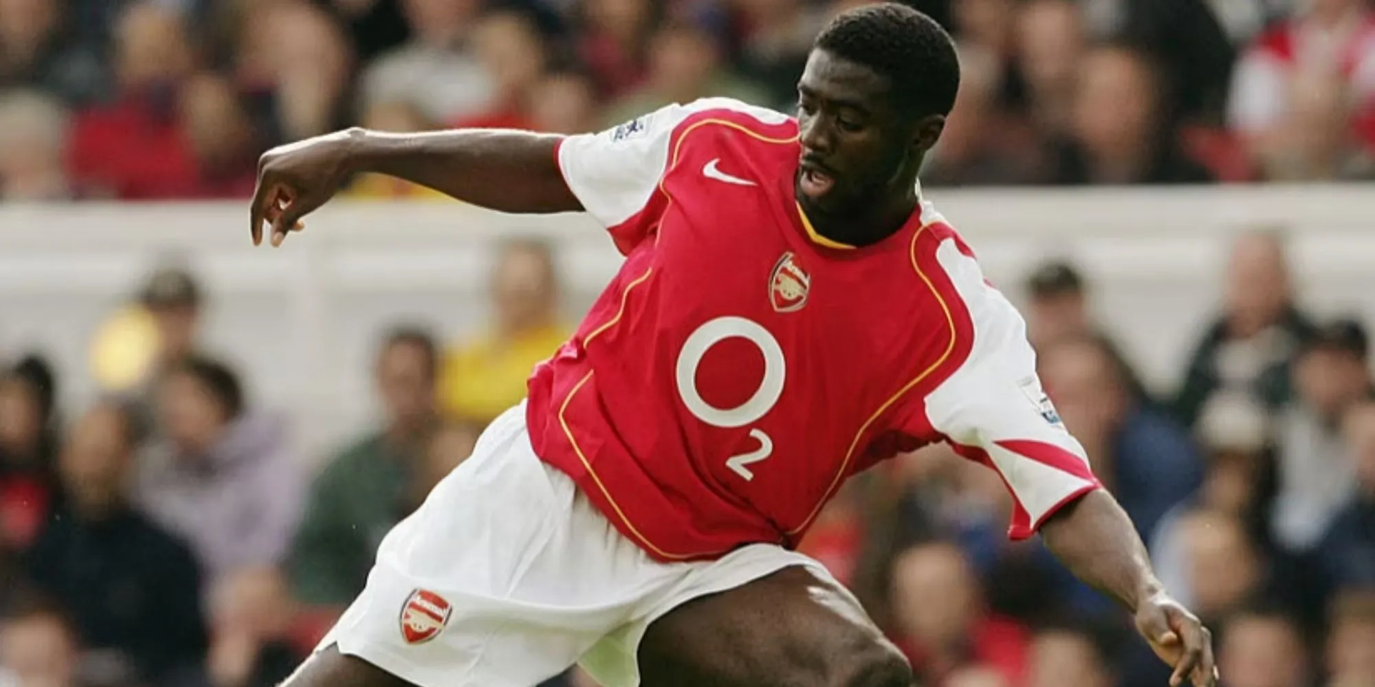 Kolo Toure trong pha tranh chấp bóng cho Arsenal