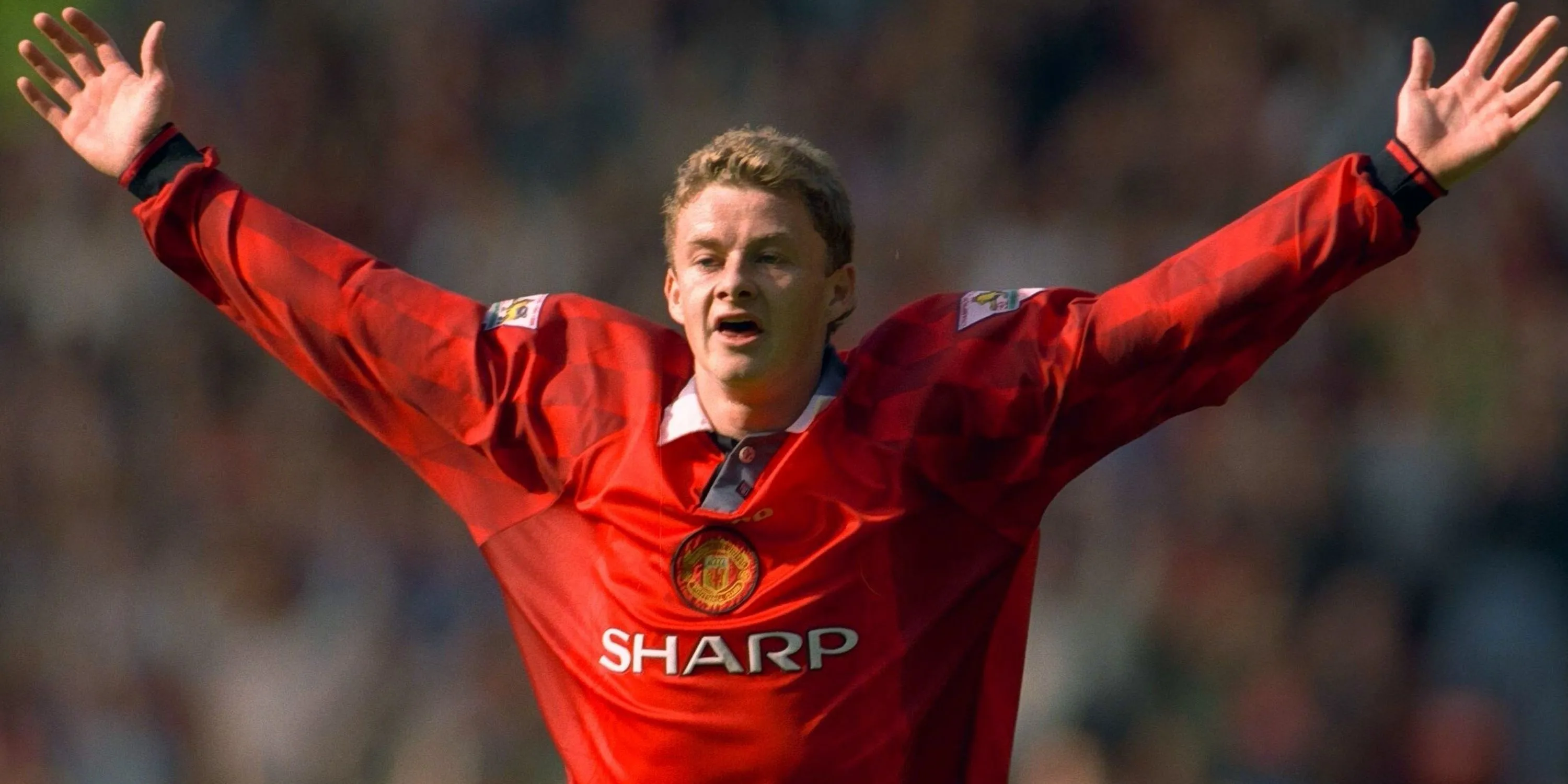 Ole Gunnar Solskjaer ăn mừng bàn thắng cho Manchester United