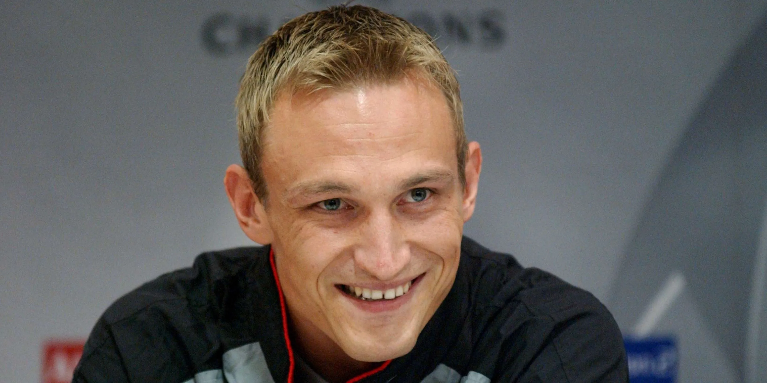 Sami Hyypia trả lời phỏng vấn trong buổi họp báo của Liverpool