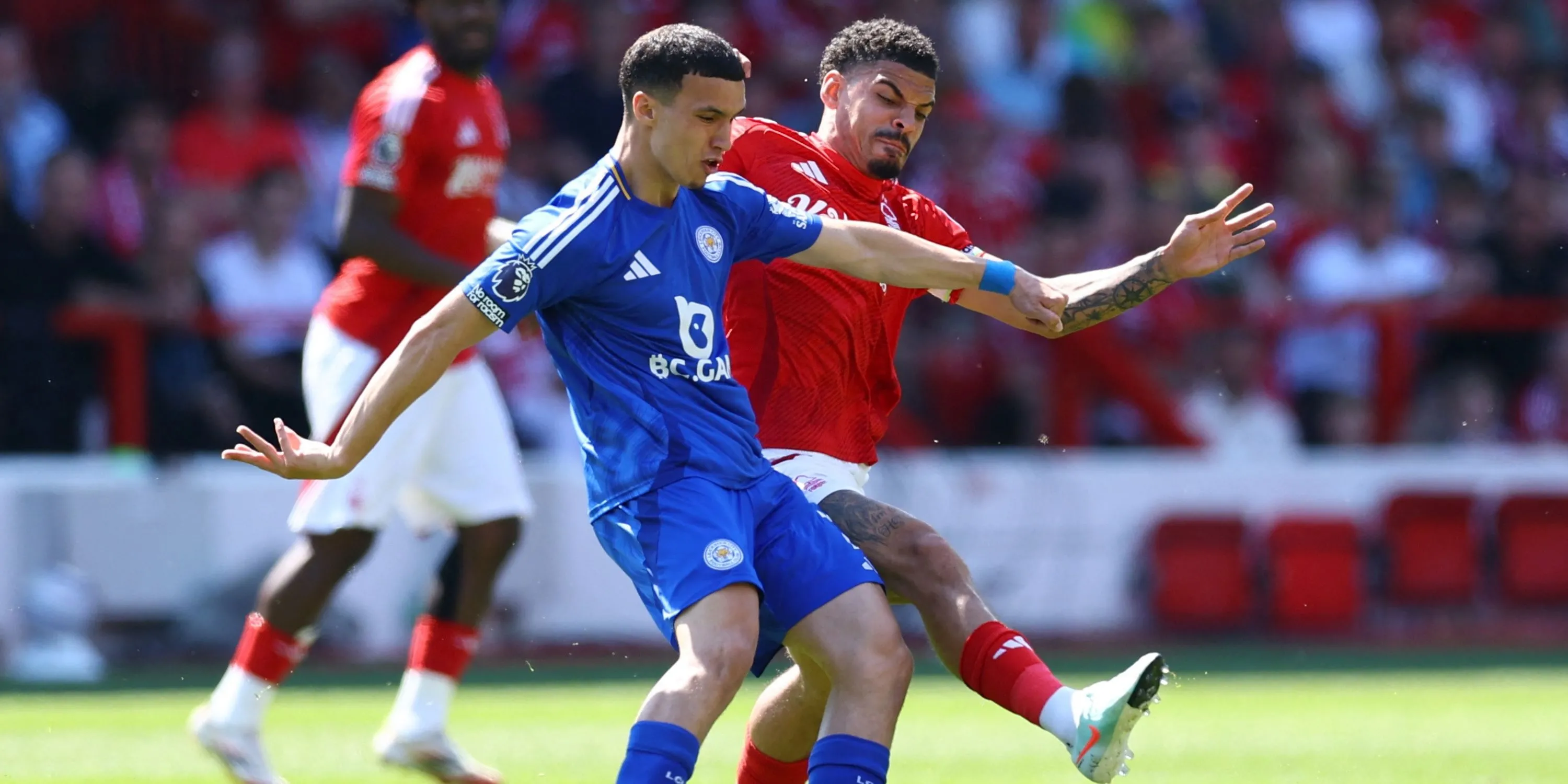 Tiền vệ Bilal El Khannouss trong pha tranh chấp với Morgan Gibbs-White của Nottingham Forest