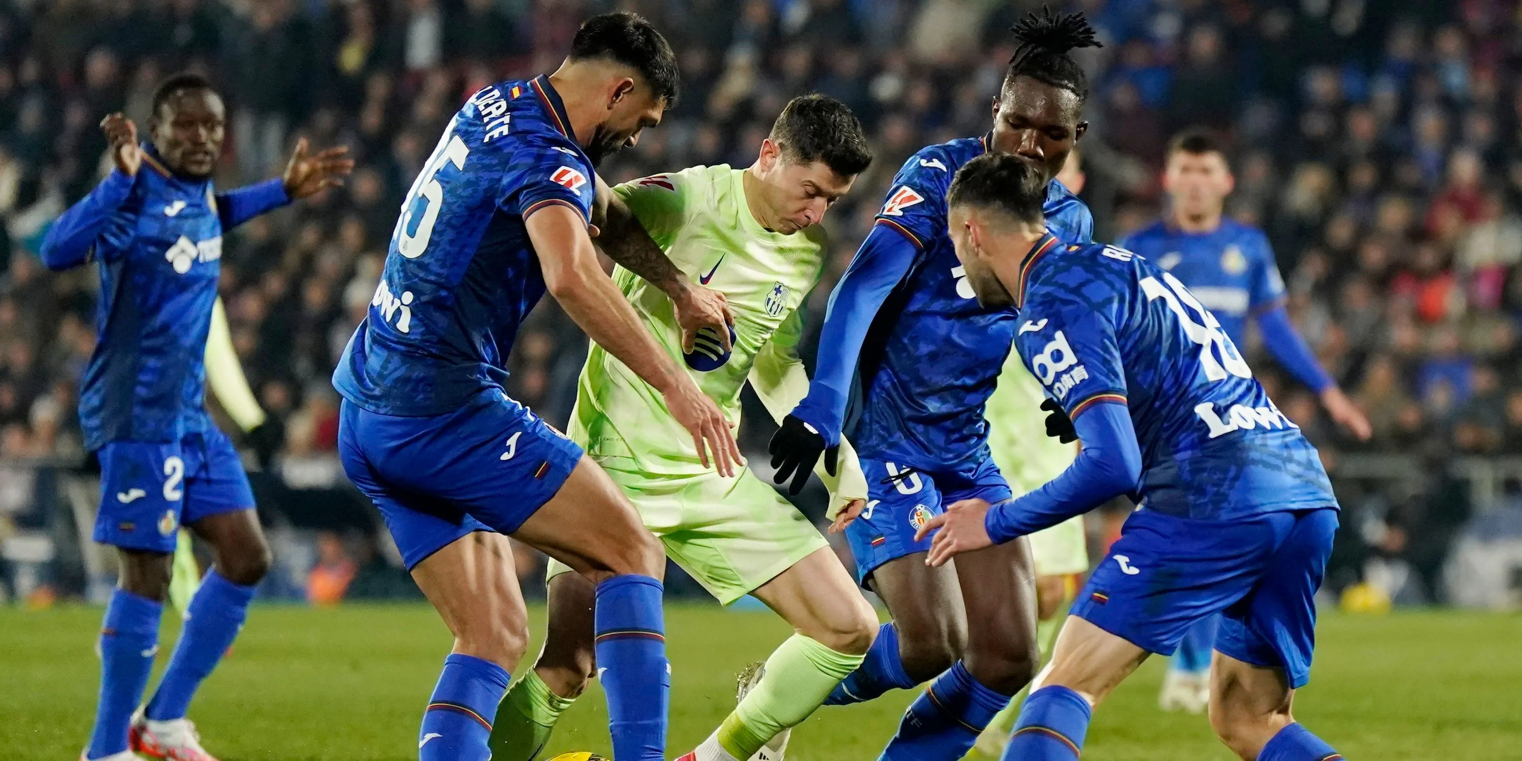 Tiền vệ Christantus Uche của Getafe trong một trận đấu, mục tiêu chuyển nhượng của Sunderland và Leeds