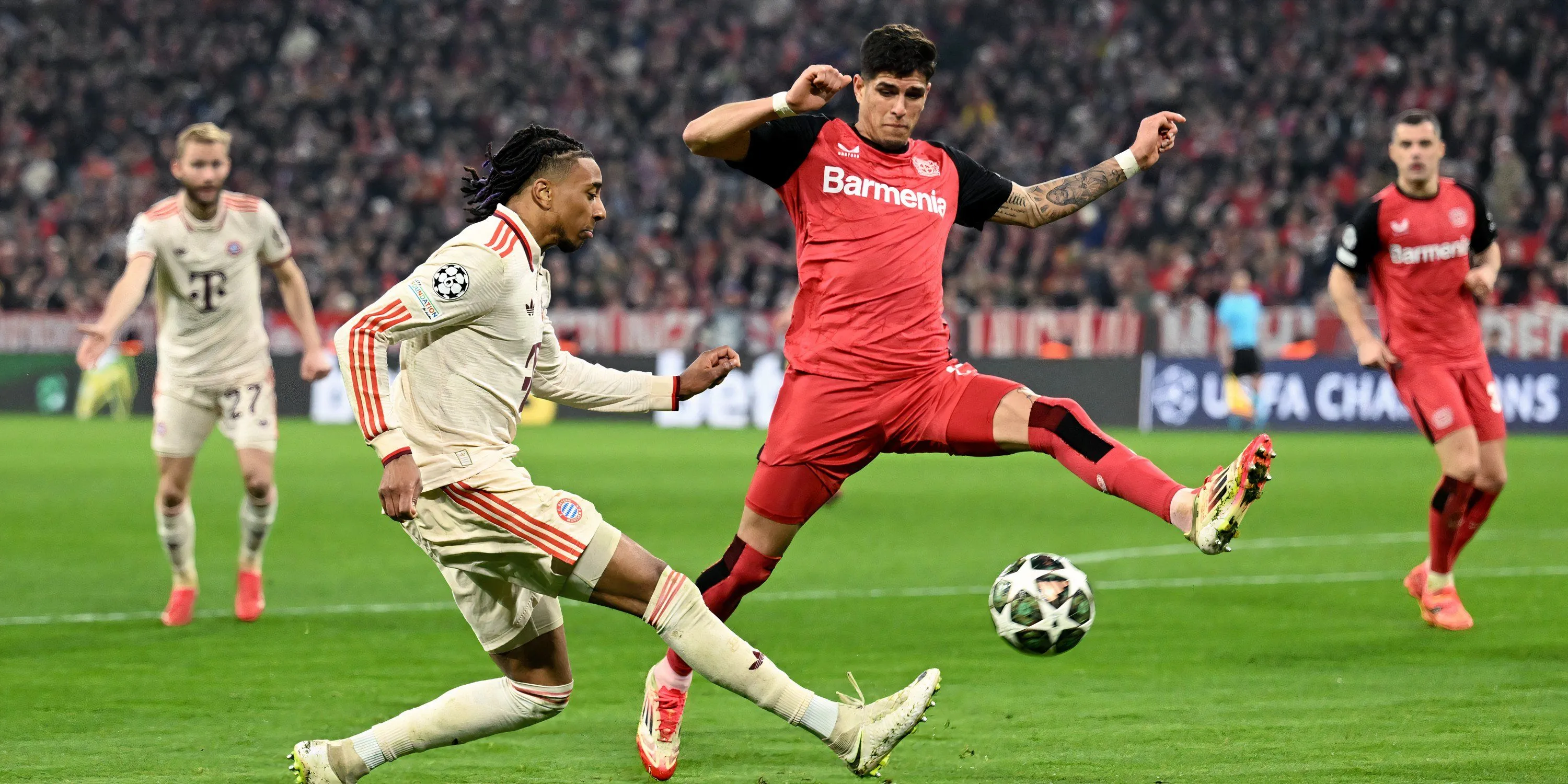 Trung vệ Piero Hincapié trong màu áo Bayer Leverkusen thi đấu trên sân.