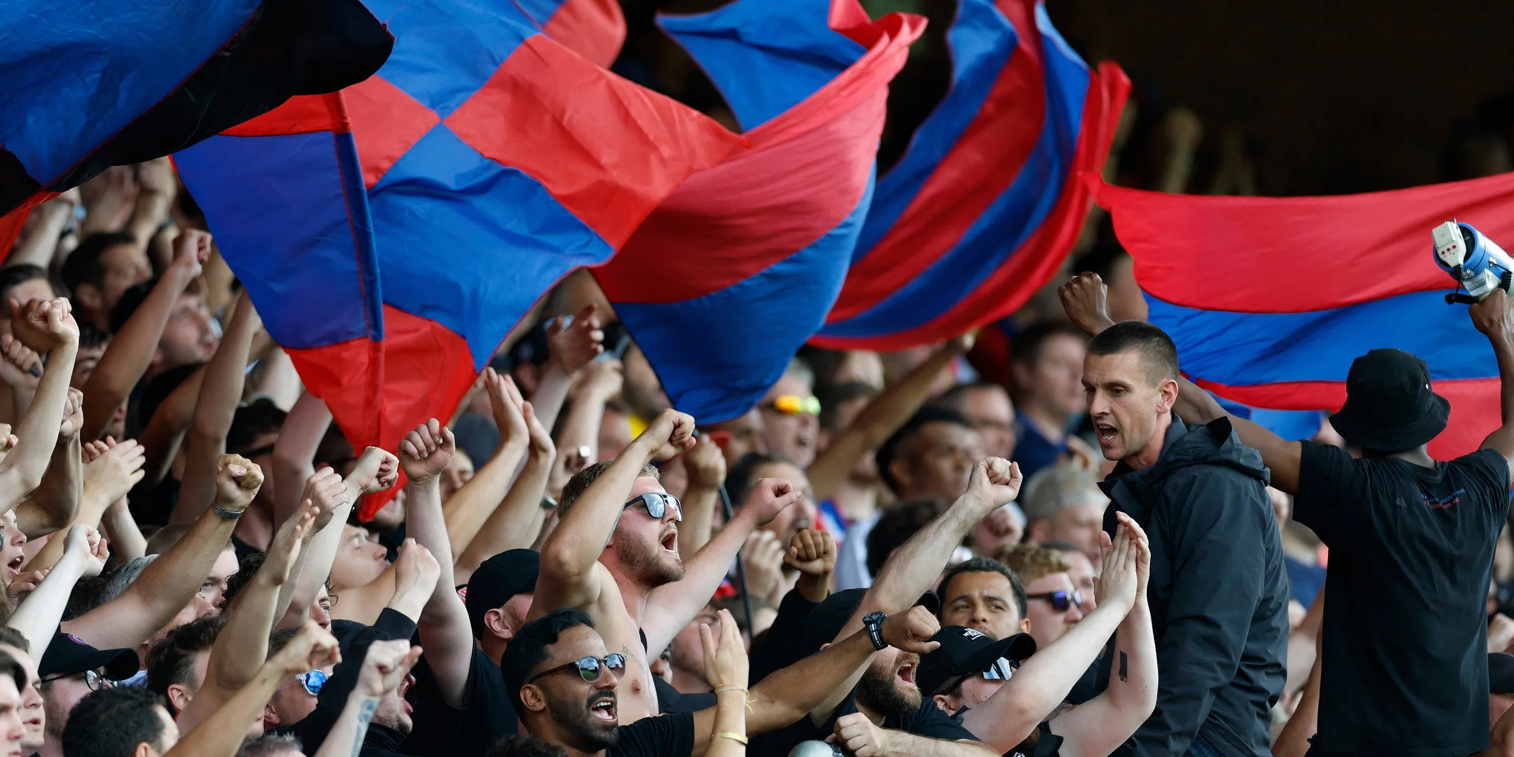 Cờ góc hình chữ nhật UEFA quy định