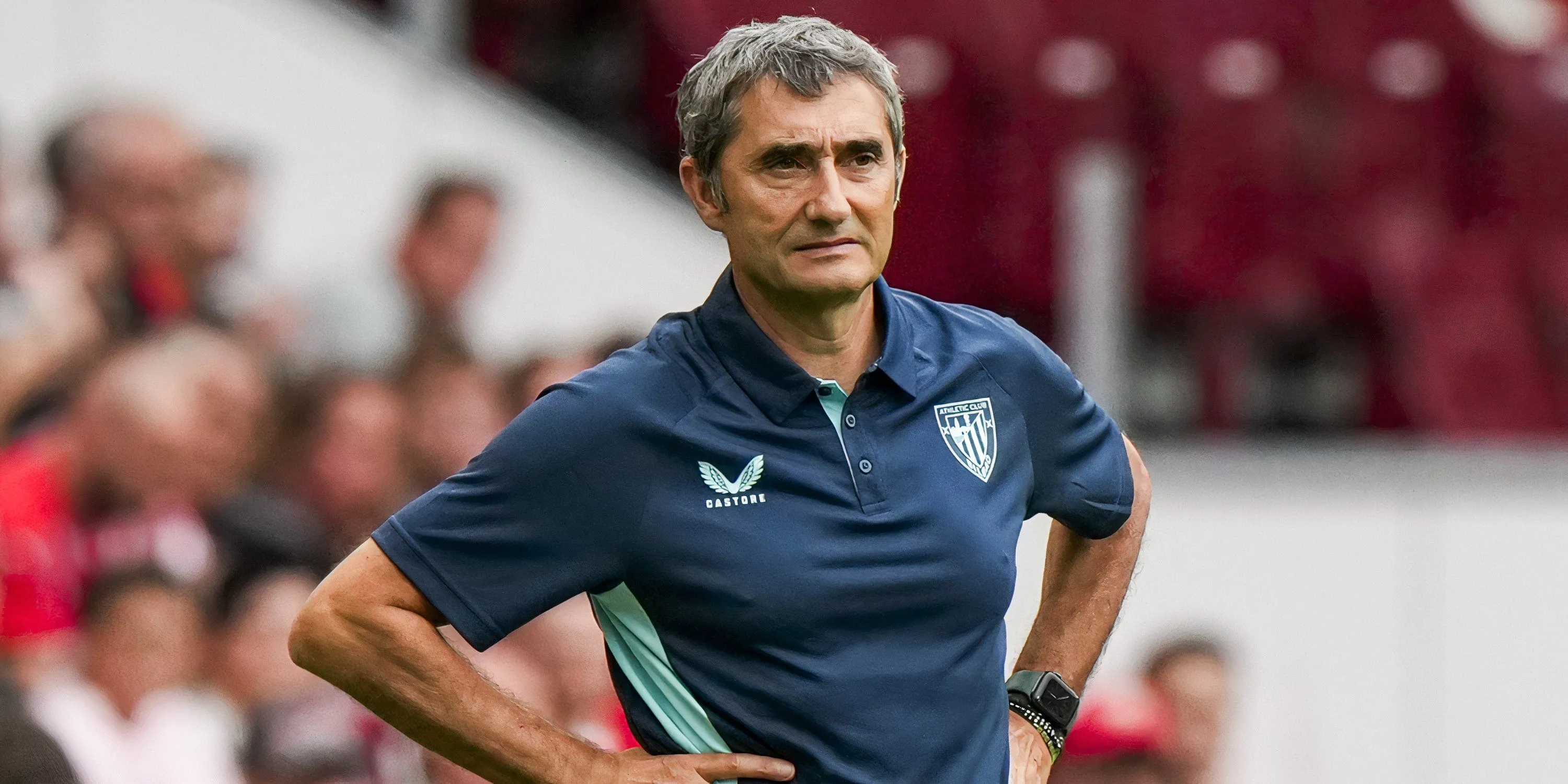 Huấn luyện viên Ernesto Valverde của Athletic Bilbao trên sân