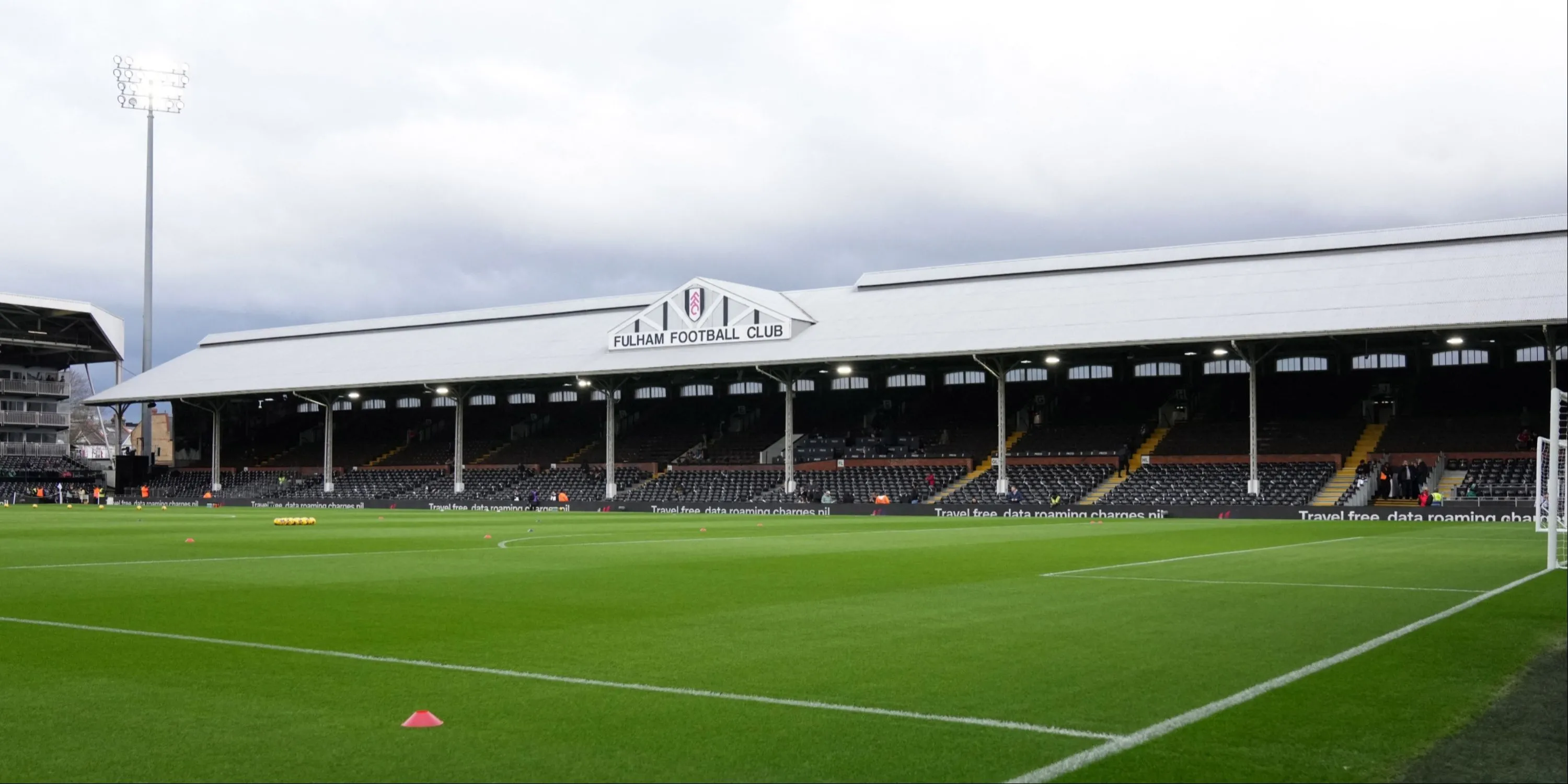 Khung cảnh sân Craven Cottage, sân nhà của Fulham, vào ngày thi đấu