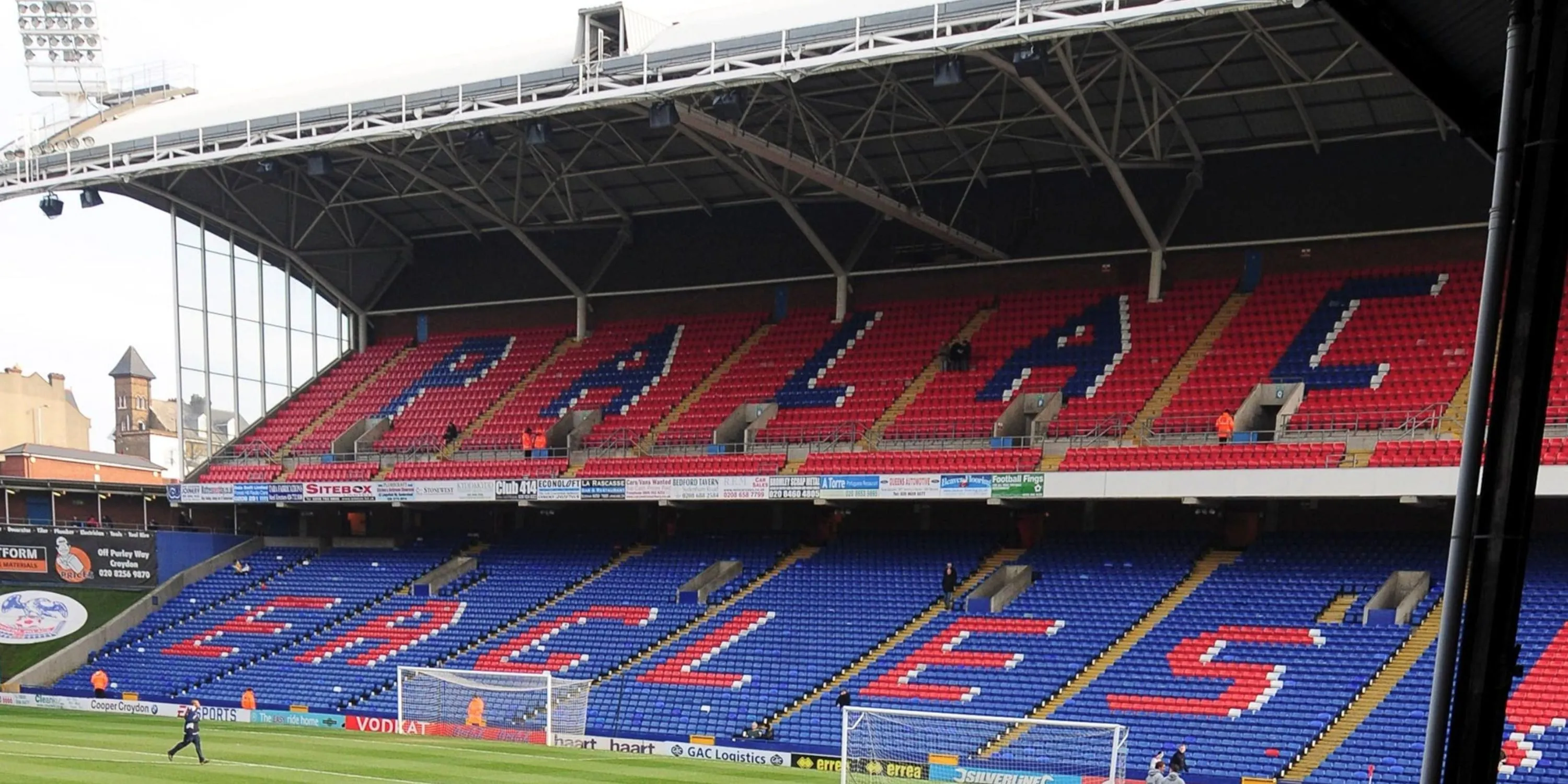 Một góc khán đài Selhurst Park trong trận đấu của Crystal Palace