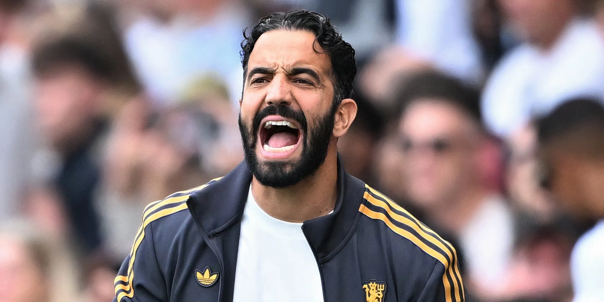 Ruben Amorim ra dấu chỉ đạo trong một trận đấu của Manchester United, ám chỉ sự bế tắc chiến thuật của Quỷ đỏ