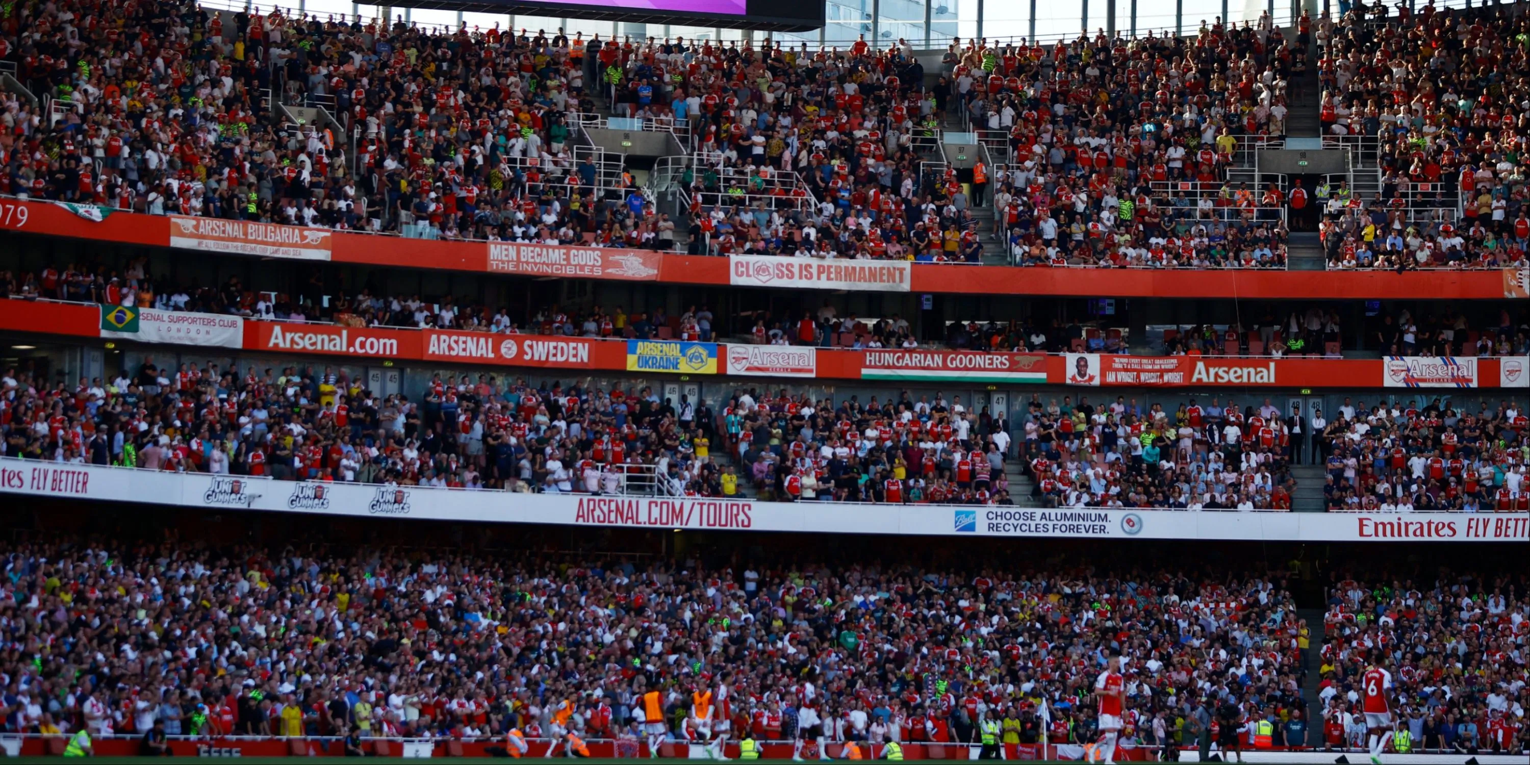 Sân Emirates của Arsenal rực sáng trong đêm đấu Ngoại hạng Anh