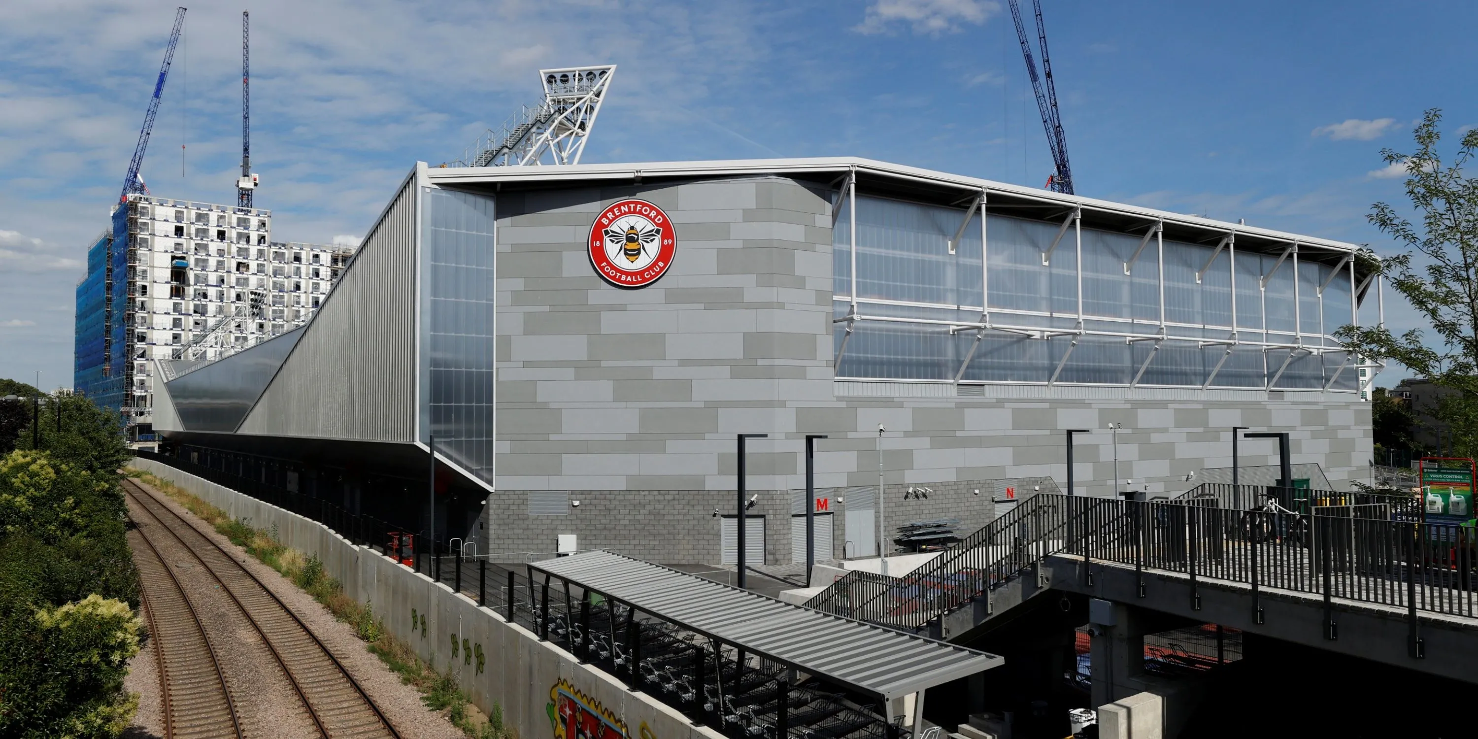 Sân Gtech Community Stadium của Brentford trong trận đấu