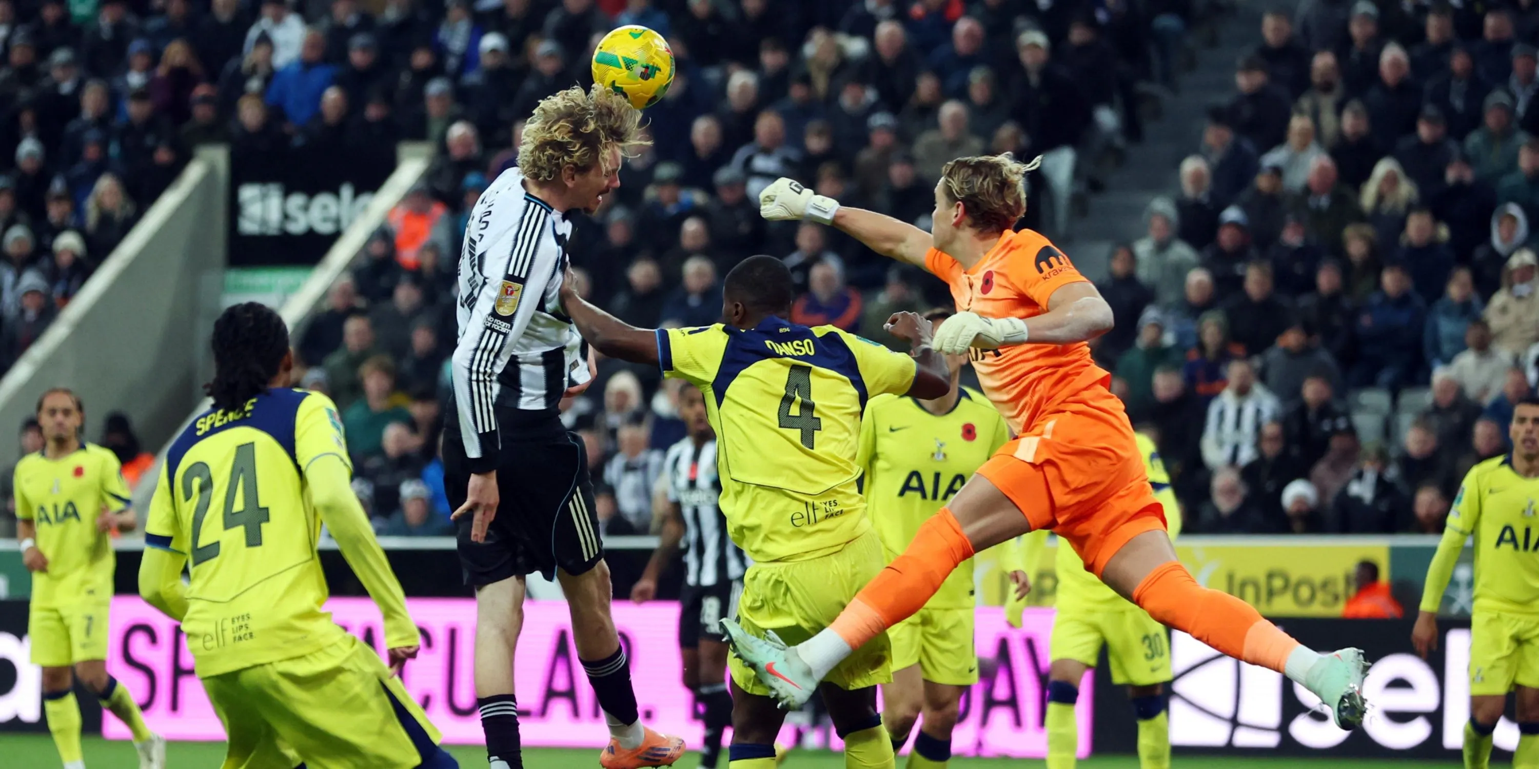 Antonin Kinsky trong khoảnh khắc bị chỉ trích sau bàn thua của Tottenham