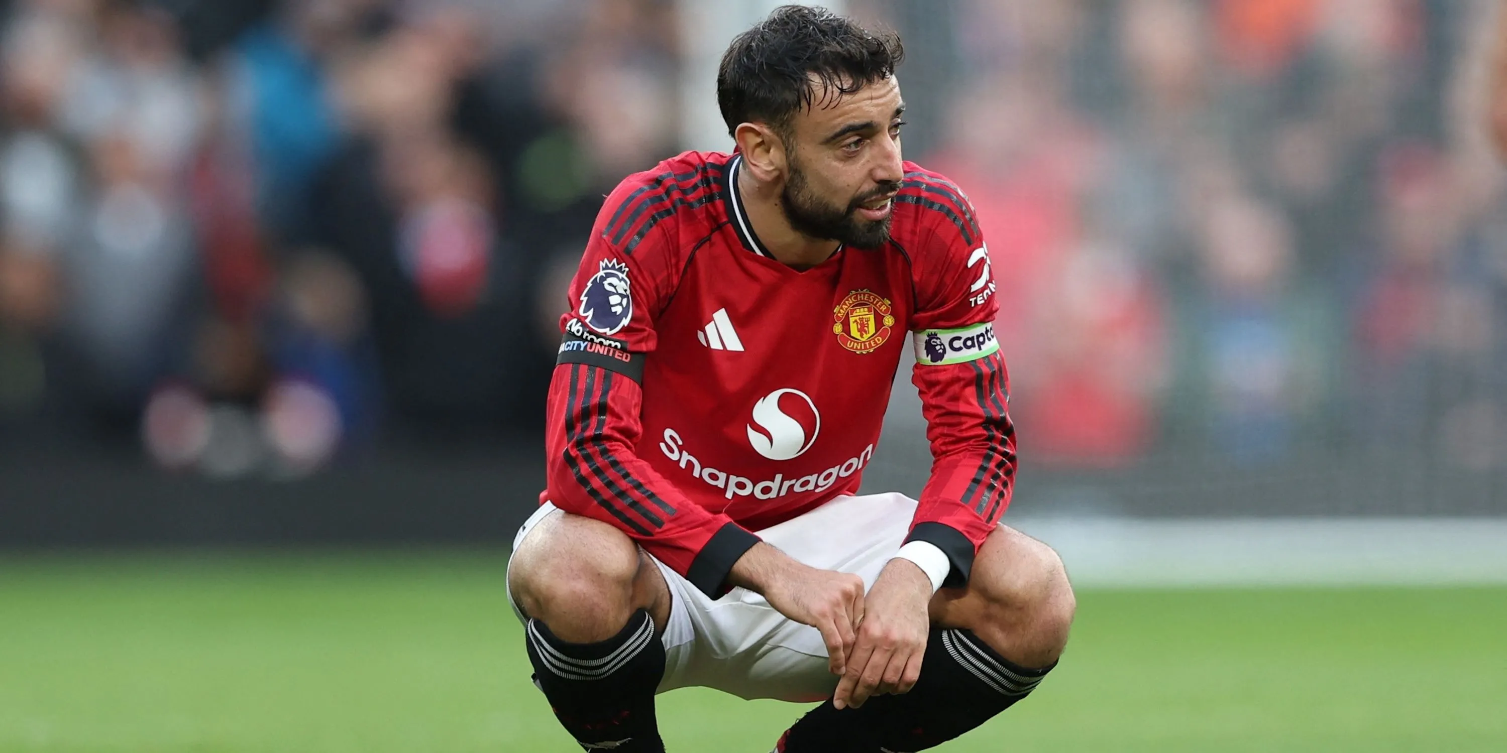 Bruno Fernandes phản ứng sau một tình huống tại Old Trafford