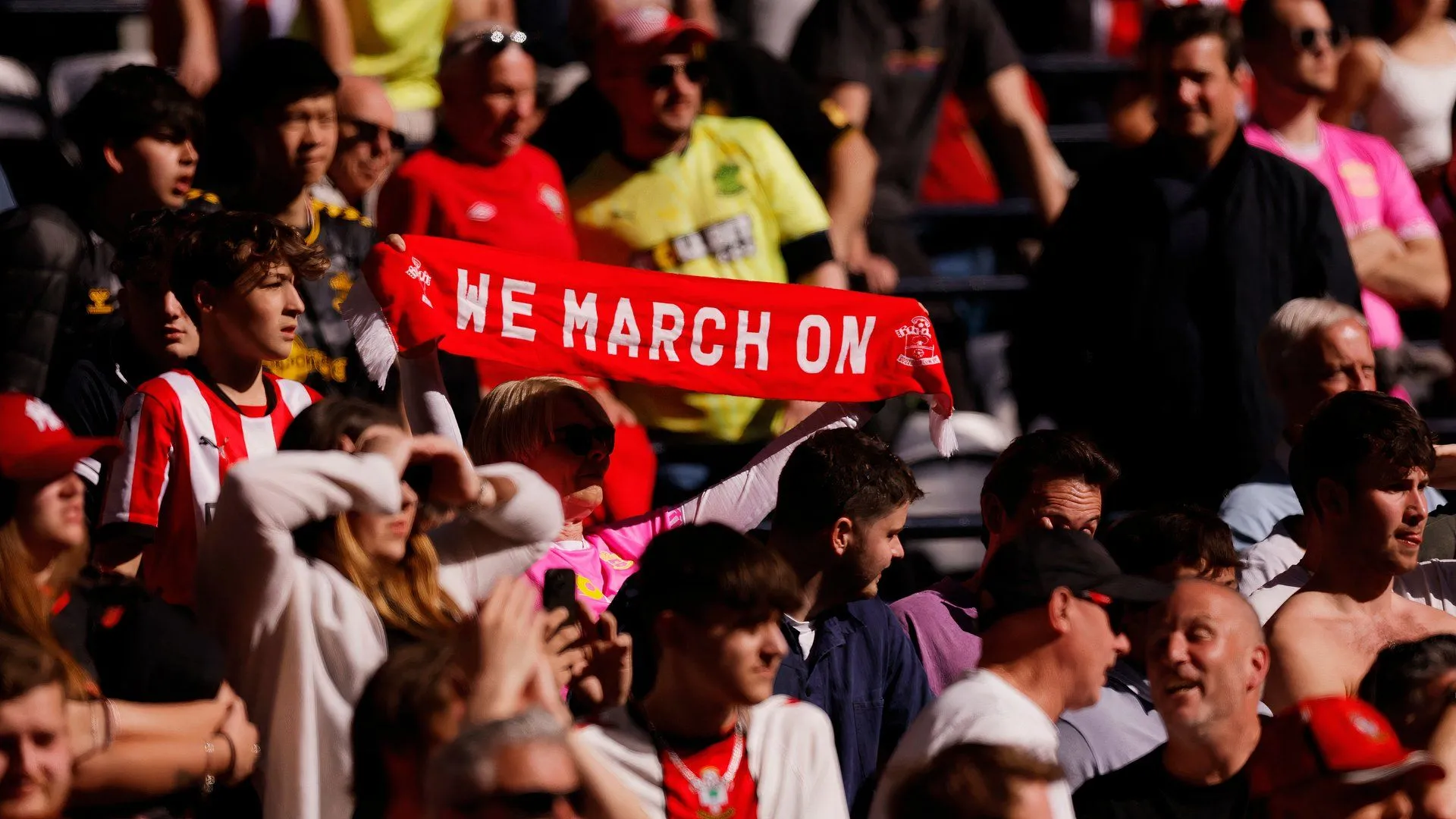 Cảnh CĐV Southampton trên khán đài St. Mary’s, thể hiện thất vọng sau những lần xuống hạng gần đây
