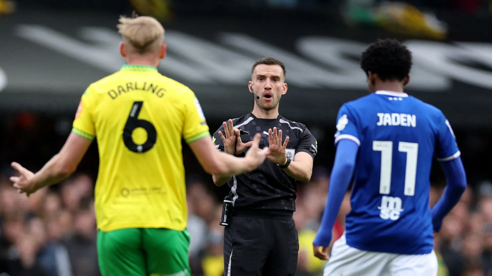 Cảnh tranh chấp trong trận đấu Norwich vs Ipswich, phản ánh khủng hoảng hàng công và tinh thần đội bóng