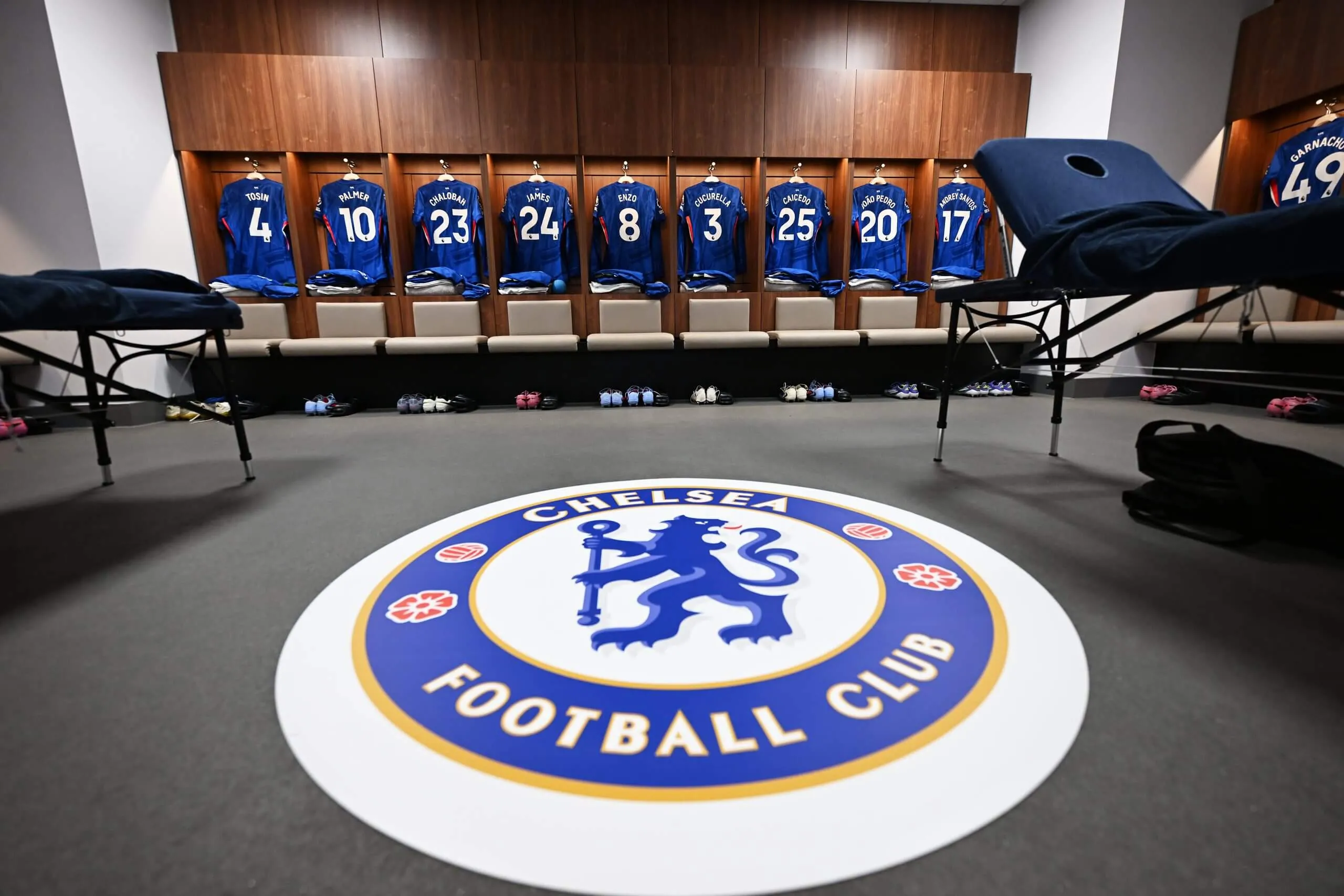 Chelsea mang theo tấm thảm có logo CLB để tạo cảm giác quen thuộc cho phòng thay đồ đội khách