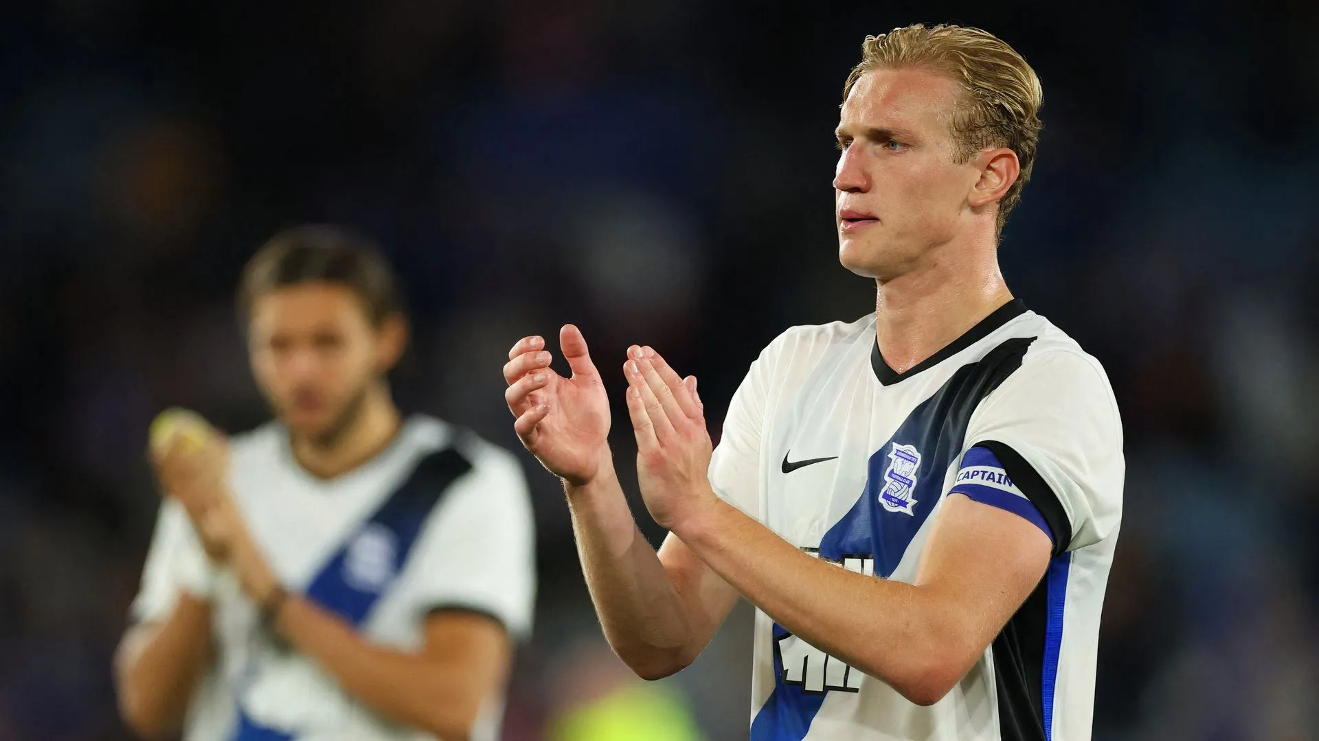 Christoph Klarer trong trận đấu của Birmingham City, thể hiện khả năng phòng ngự không chiến