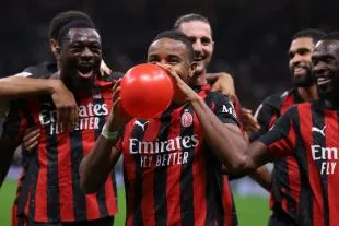 Christopher Nkunku ăn mừng bàn thắng cho AC Milan ở Coppa Italia