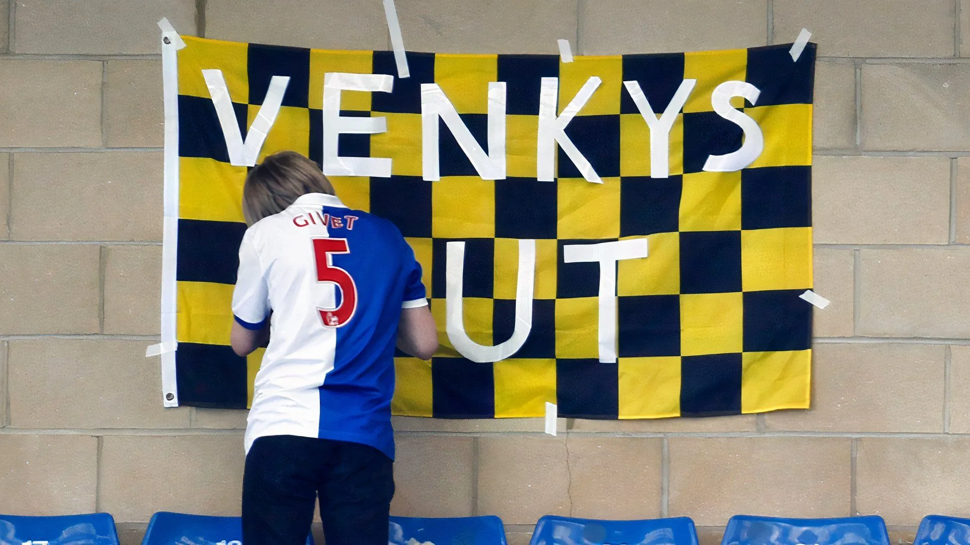 Cổ động viên Blackburn Rovers biểu tình trong quá khứ chống lại chủ sở hữu cũ