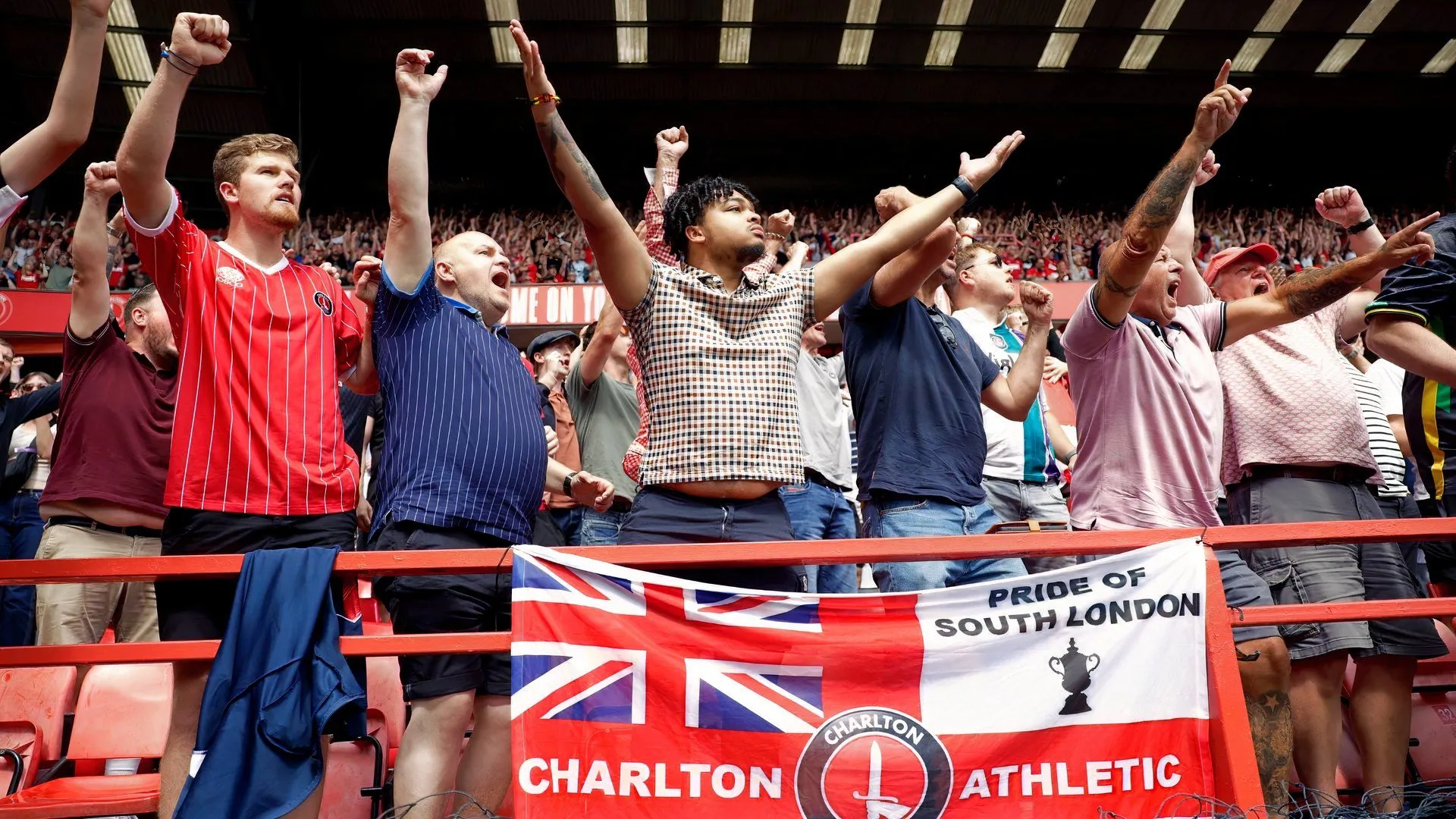 Cổ động viên Charlton Athletic trên khán đài The Valley thể hiện sự gắn kết địa phương